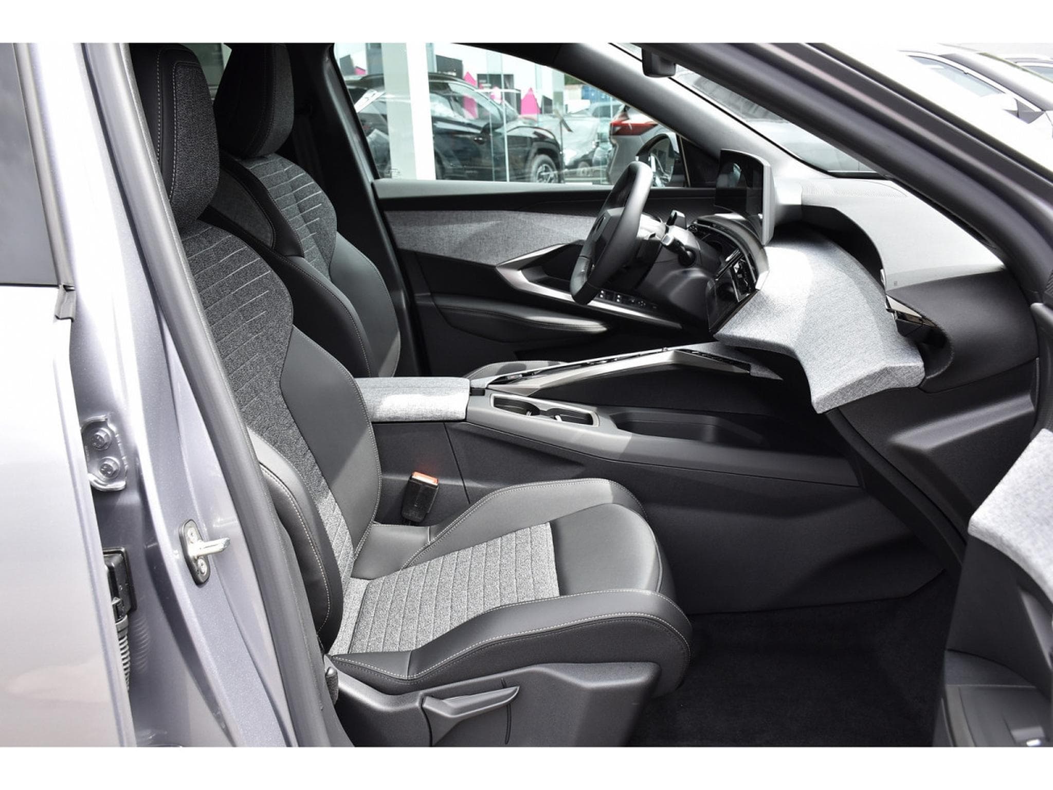 Peugeot 5008 Hybrid 145 Allure e-DCS6 ACC CAM360 JA19 NEUF (2026) - Photo 7