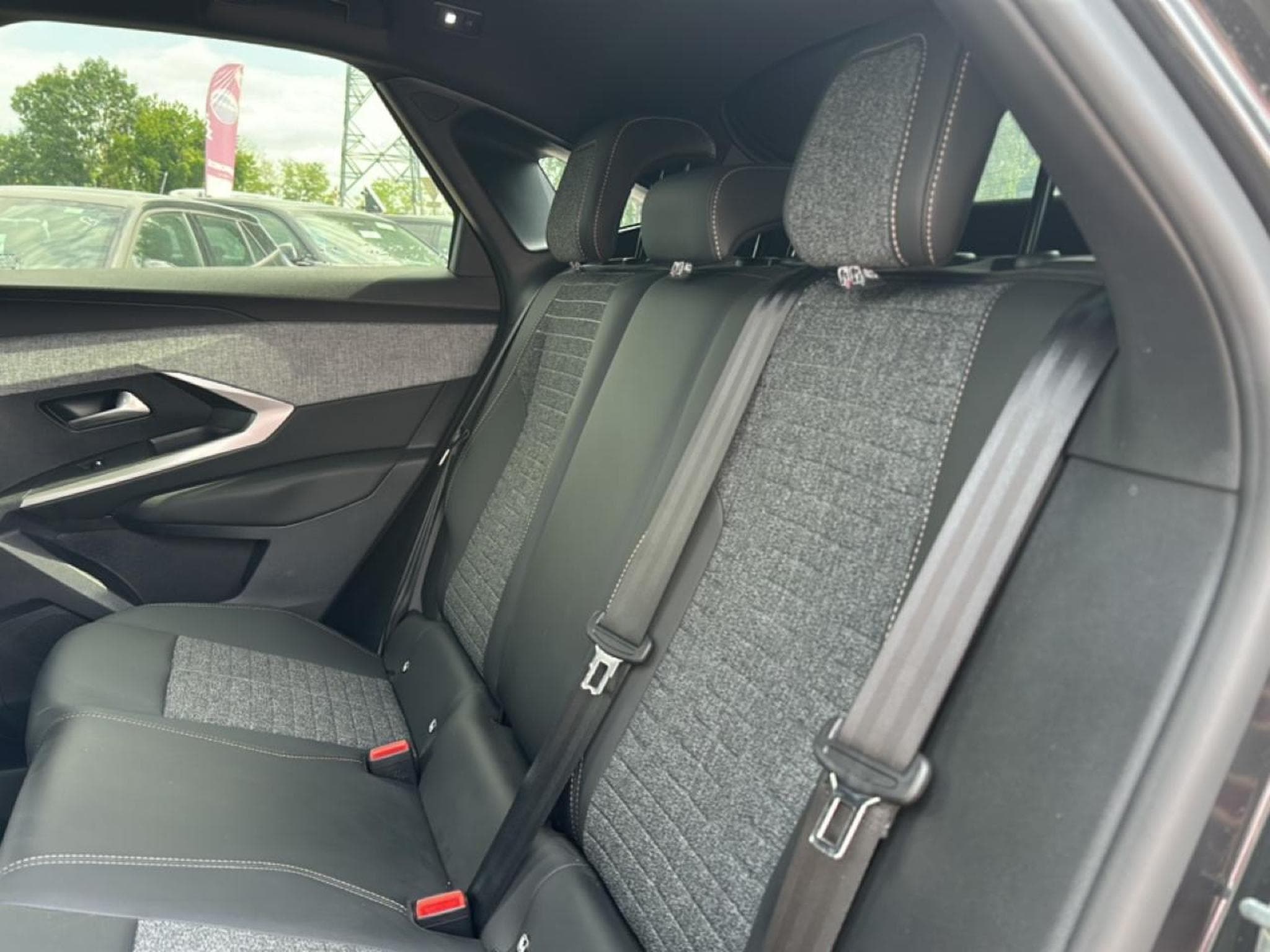 Peugeot 3008 1.2 HYBRID 145  ALLURE E-DCS6 (2025) - Photo 10