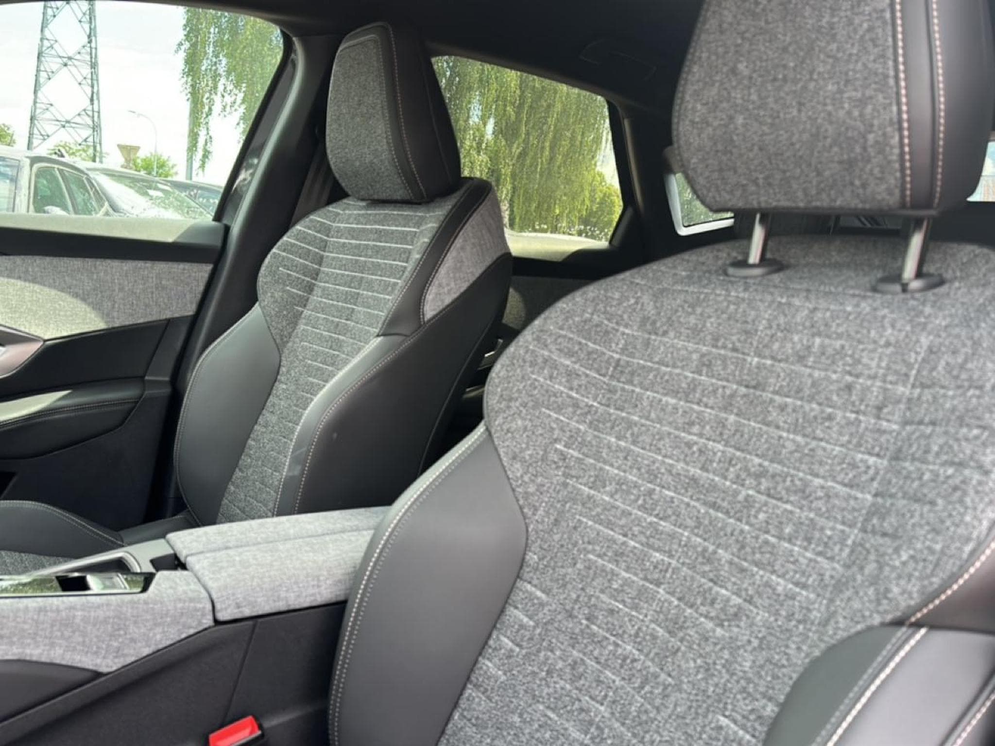 Peugeot 3008 1.2 HYBRID 145  ALLURE E-DCS6 (2025) - Photo 13