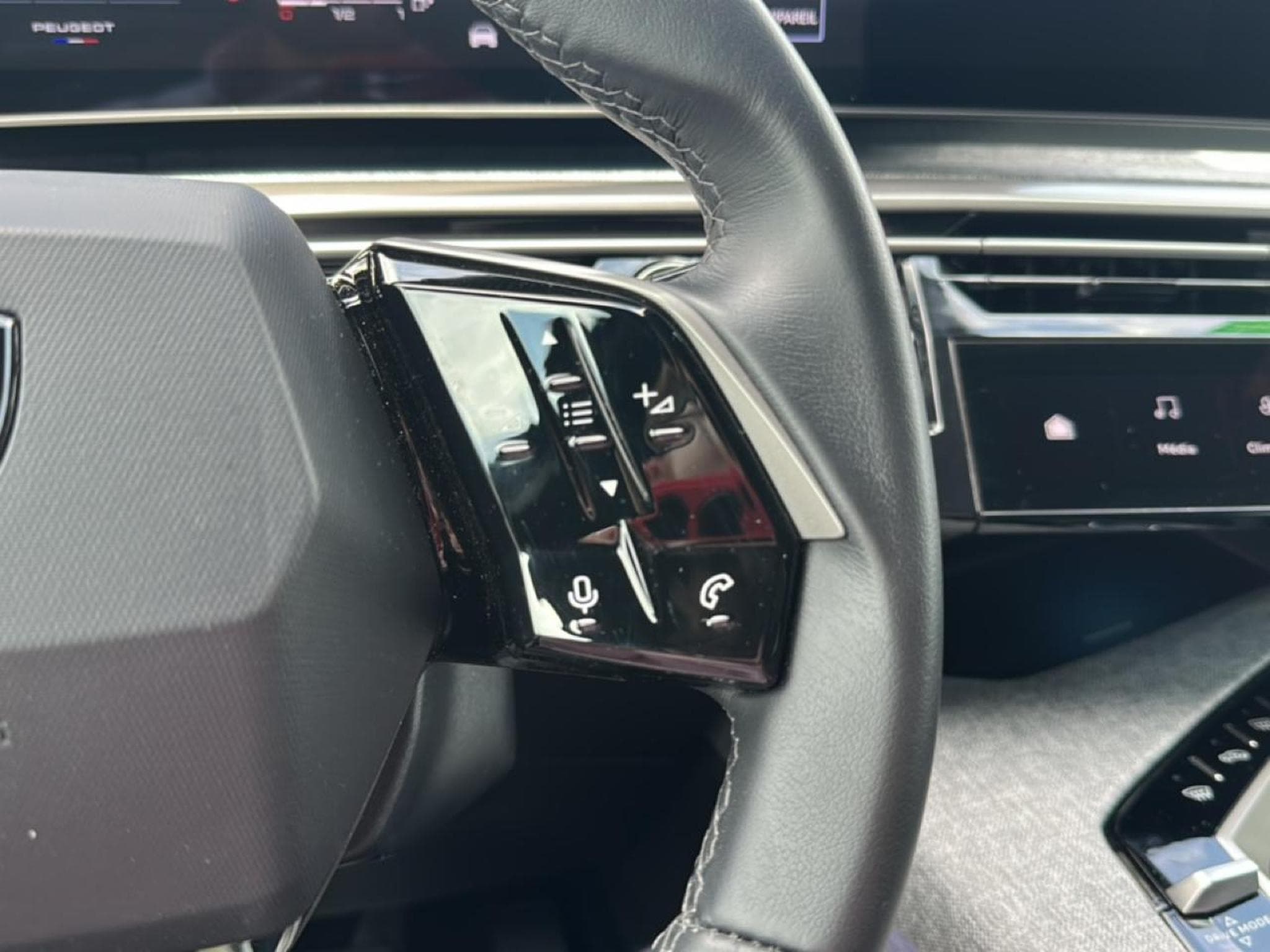 Peugeot 3008 1.2 HYBRID 145  ALLURE E-DCS6 (2025) - Photo 18