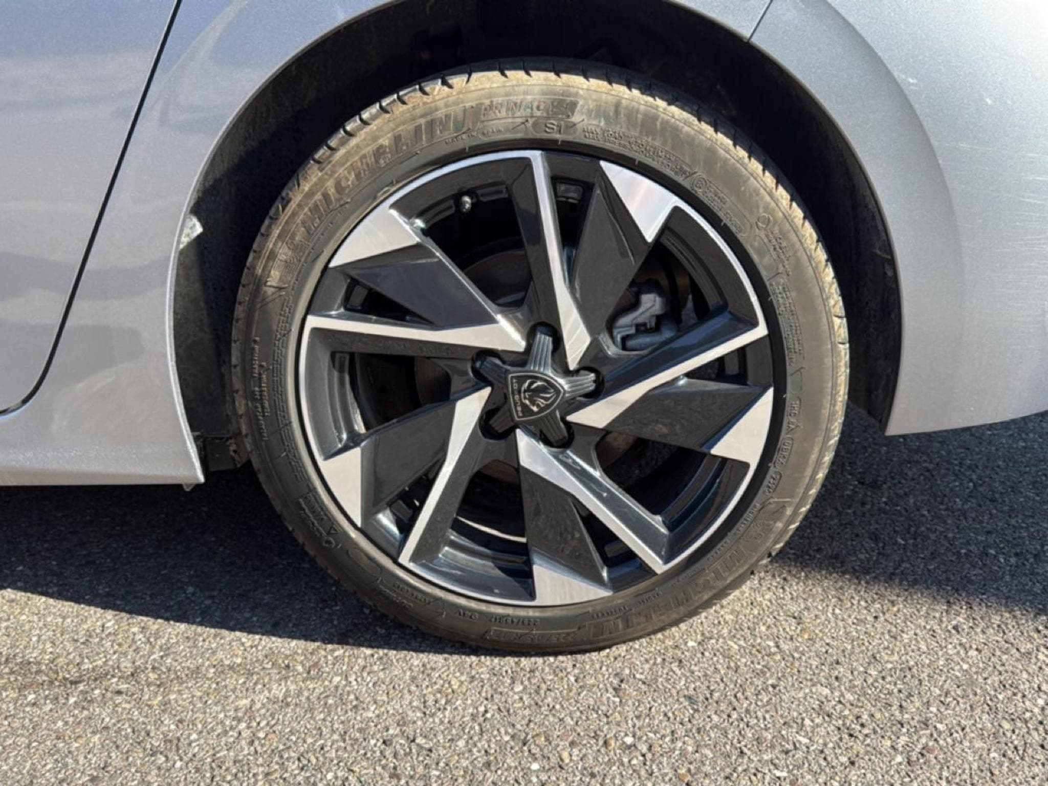 Peugeot 308 1.5 BLUEHDI 130 ALLURE EAT8 (2025) - Photo 11