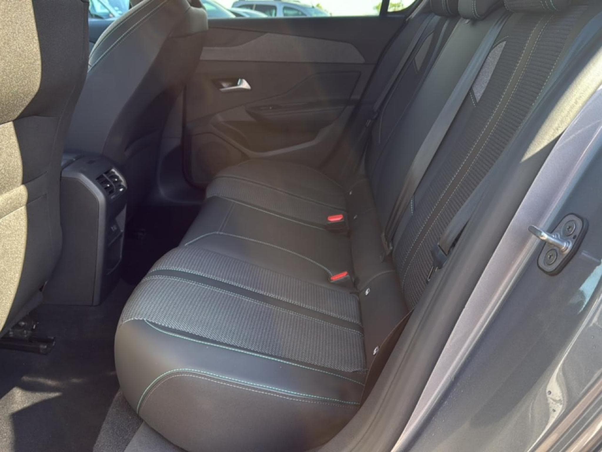 Peugeot 308 1.5 BLUEHDI 130 ALLURE EAT8 (2025) - Photo 16