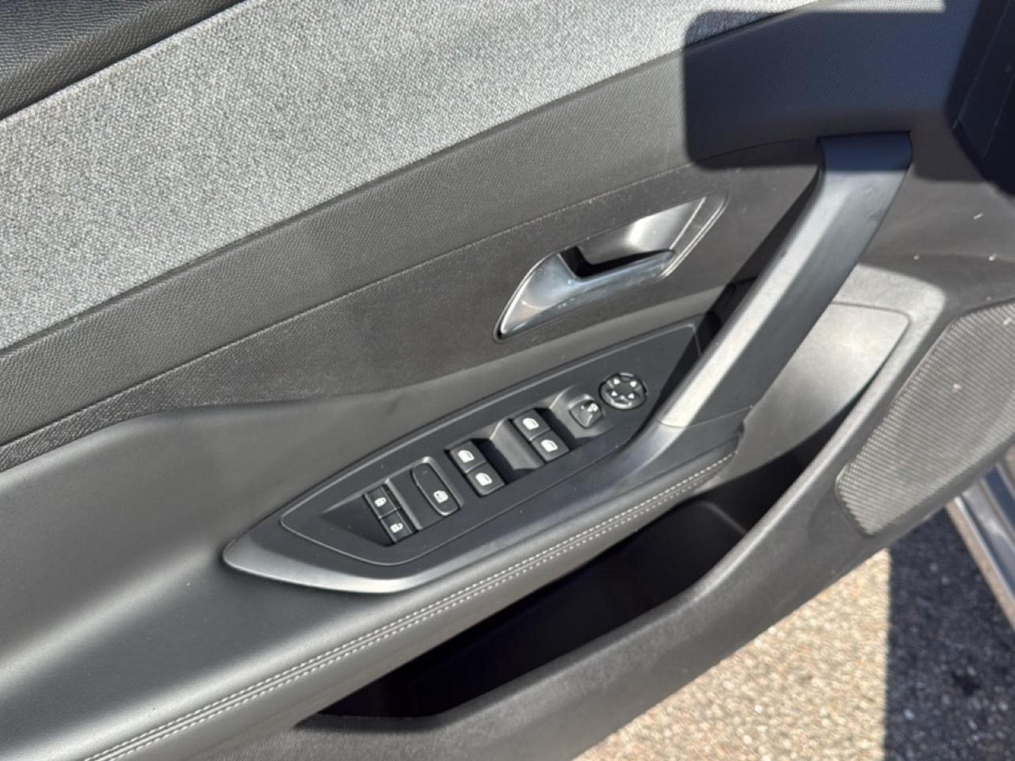 Peugeot 308 1.5 BLUEHDI 130 ALLURE EAT8 (2025) - Photo 18