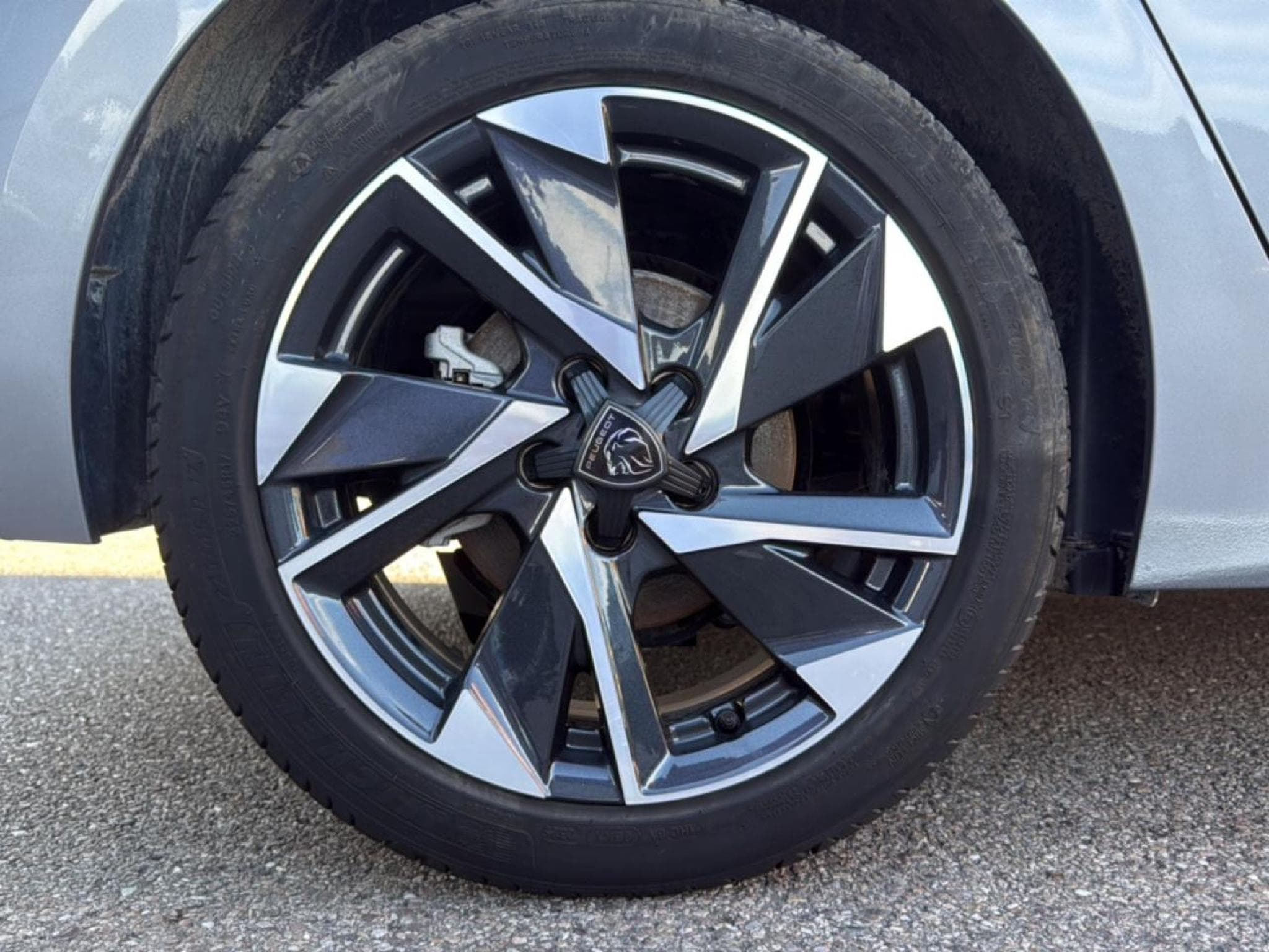 Peugeot 308 1.5 BLUEHDI 130 ALLURE EAT8 (2025) - Photo 6