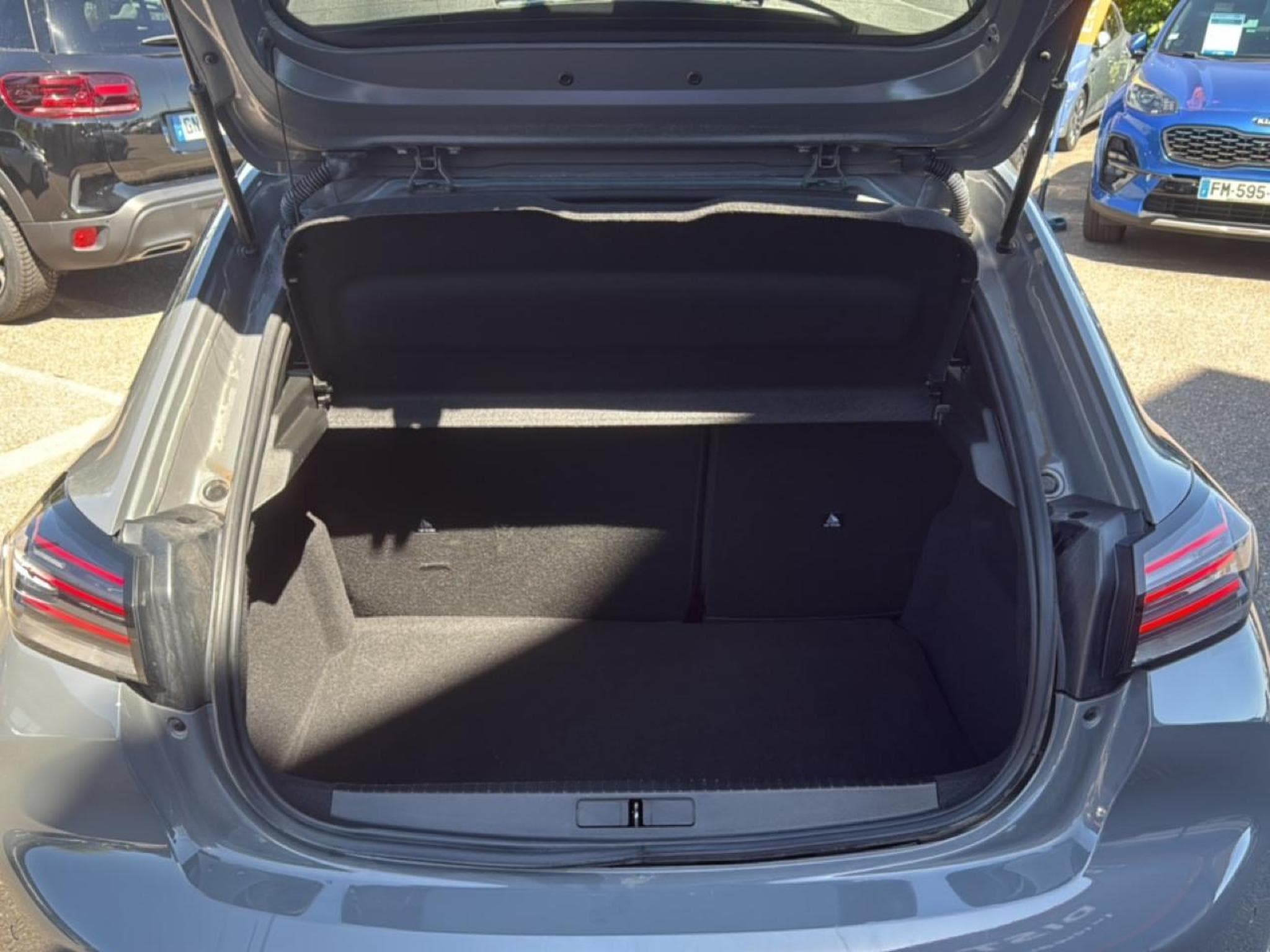 Peugeot 208 1.2 100 ALLURE (2025) - Photo 13