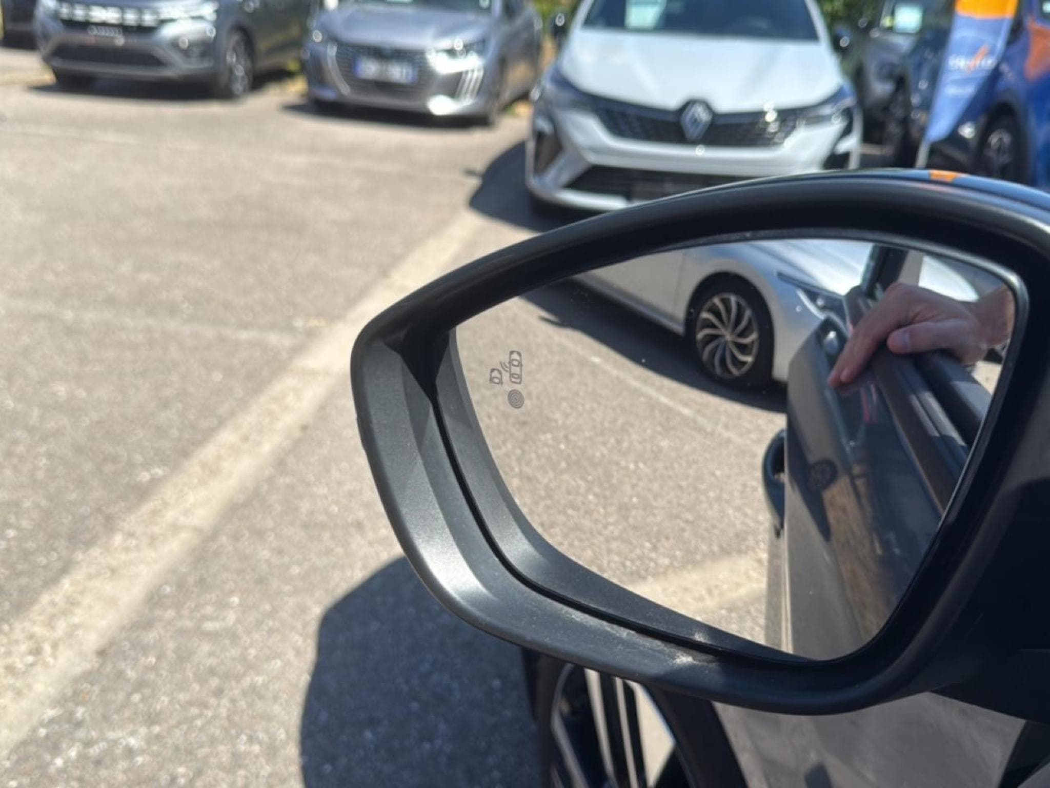 Peugeot 208 1.2 100 ALLURE (2025) - Photo 16