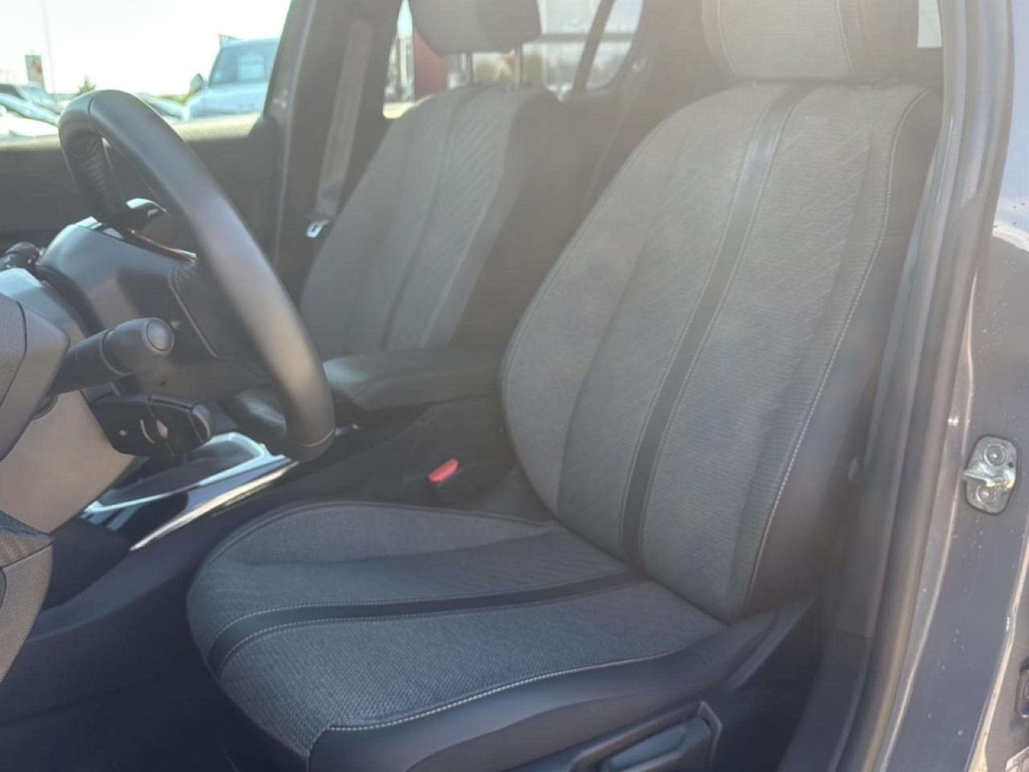 Peugeot 208 1.2 100 ALLURE (2025) - Photo 20