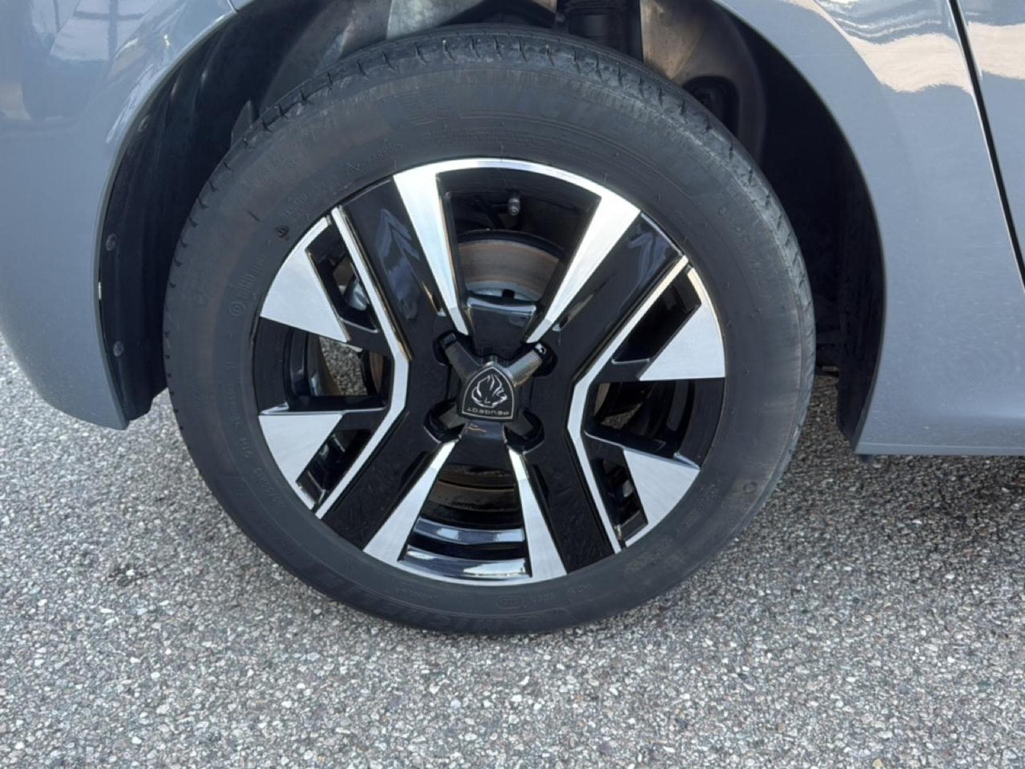 Peugeot 208 1.2 100 ALLURE (2025) - Photo 5
