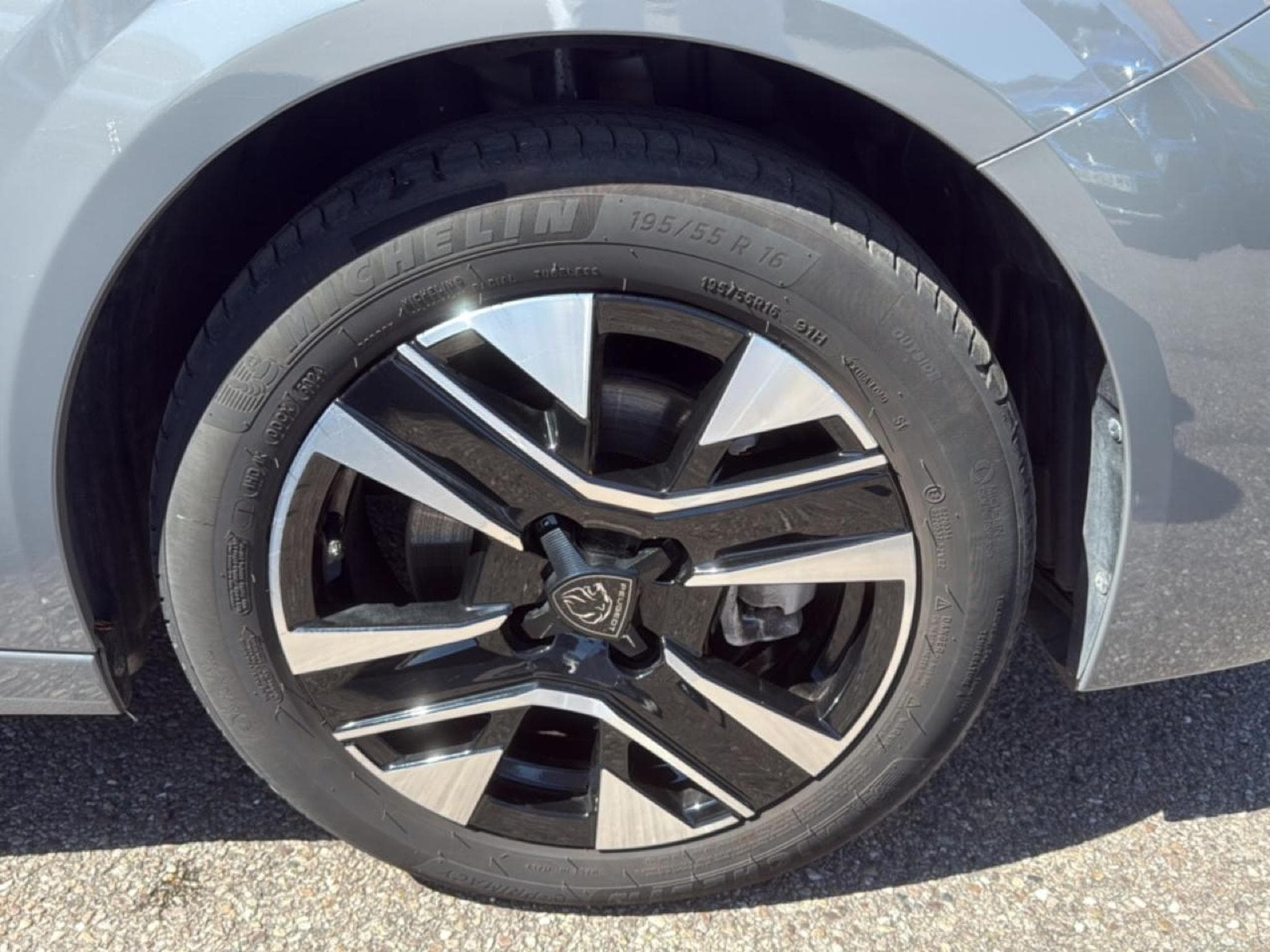 Peugeot 208 1.2 100 ALLURE (2025) - Photo 6