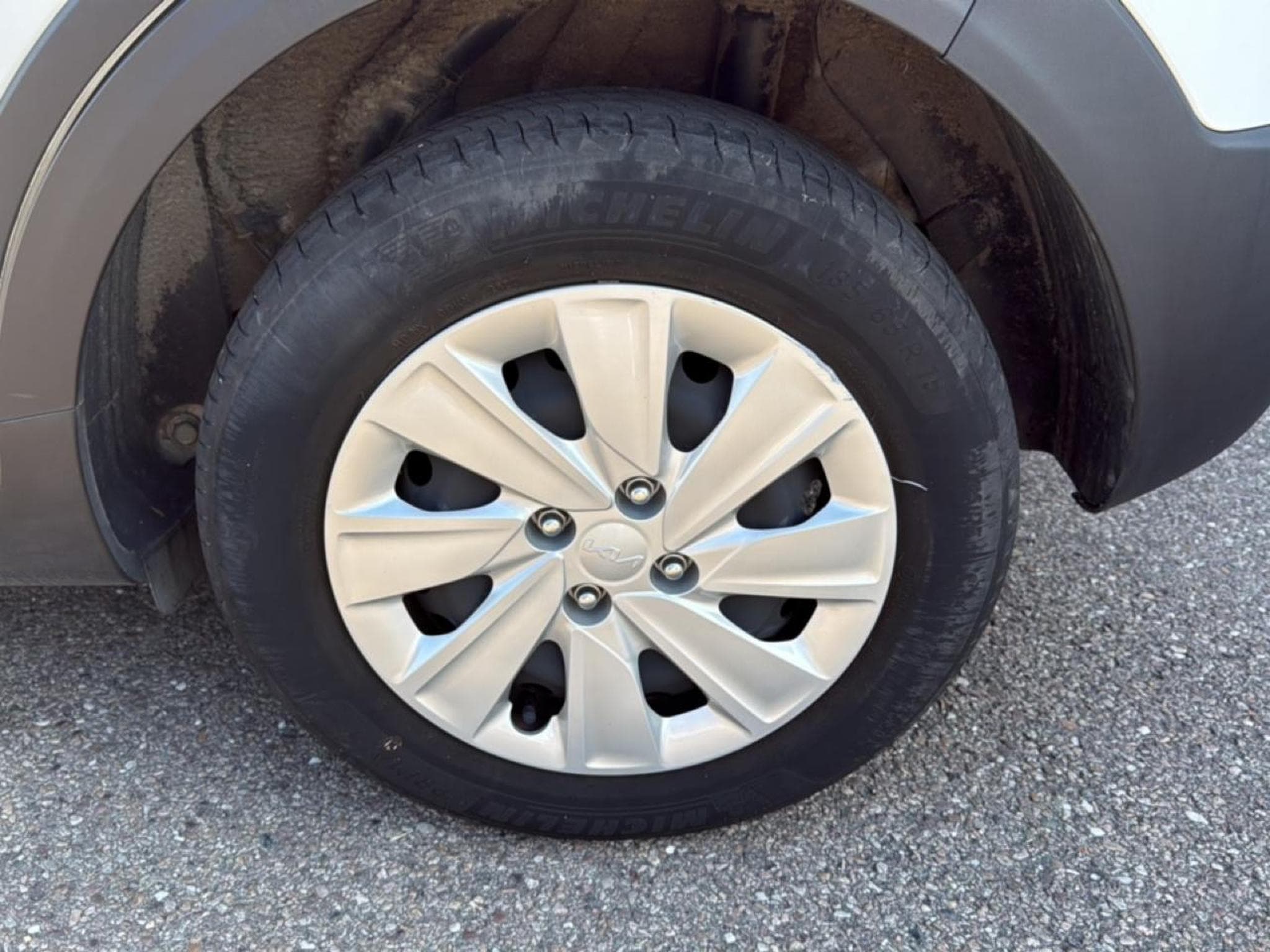 Kia STONIC 1.0 T-GDI 100 MOTION (2023) - Photo 9