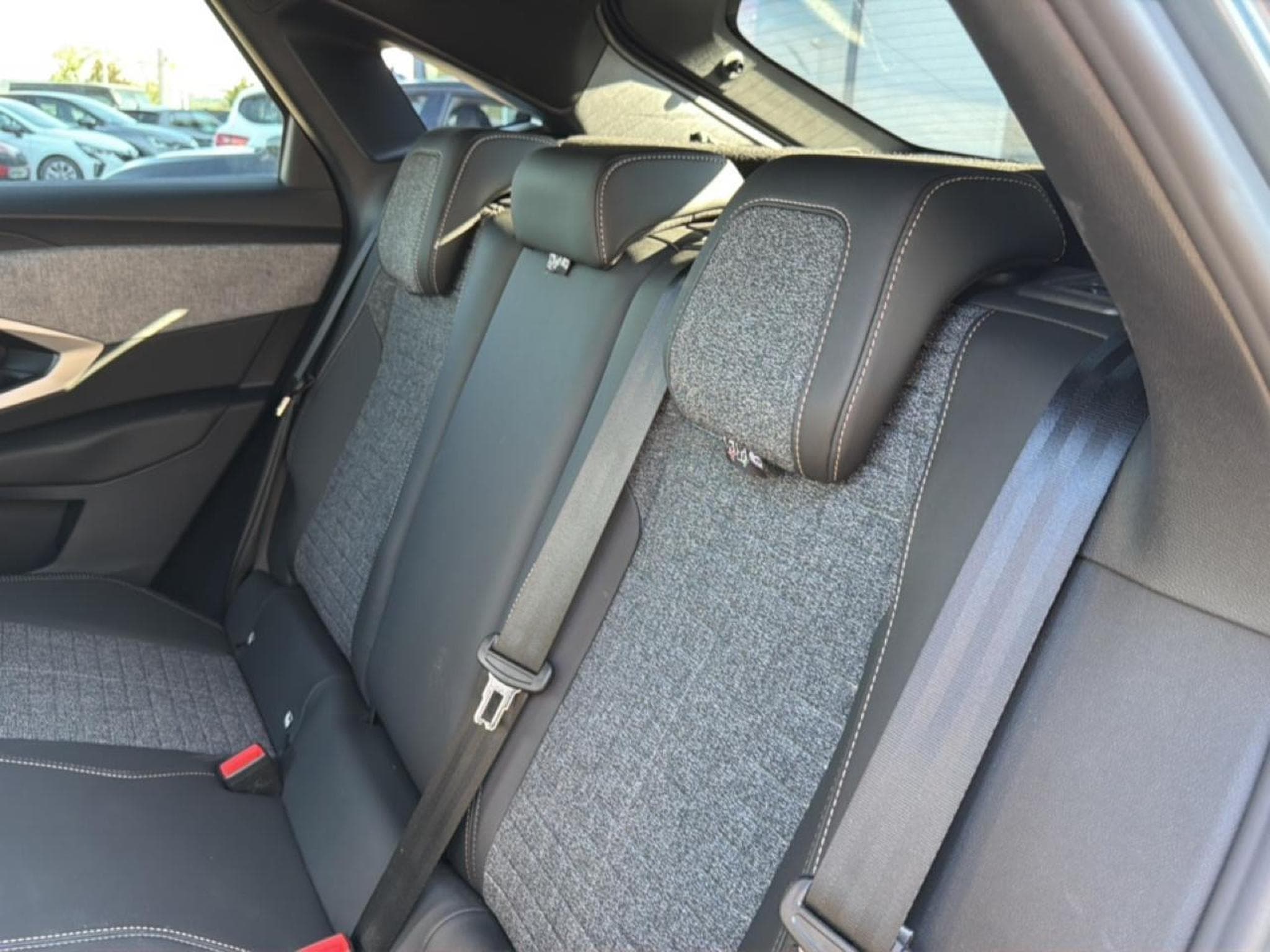 Peugeot 3008 1.2 HYBRID 145 ALLURE E-DCS6 (2025) - Photo 14
