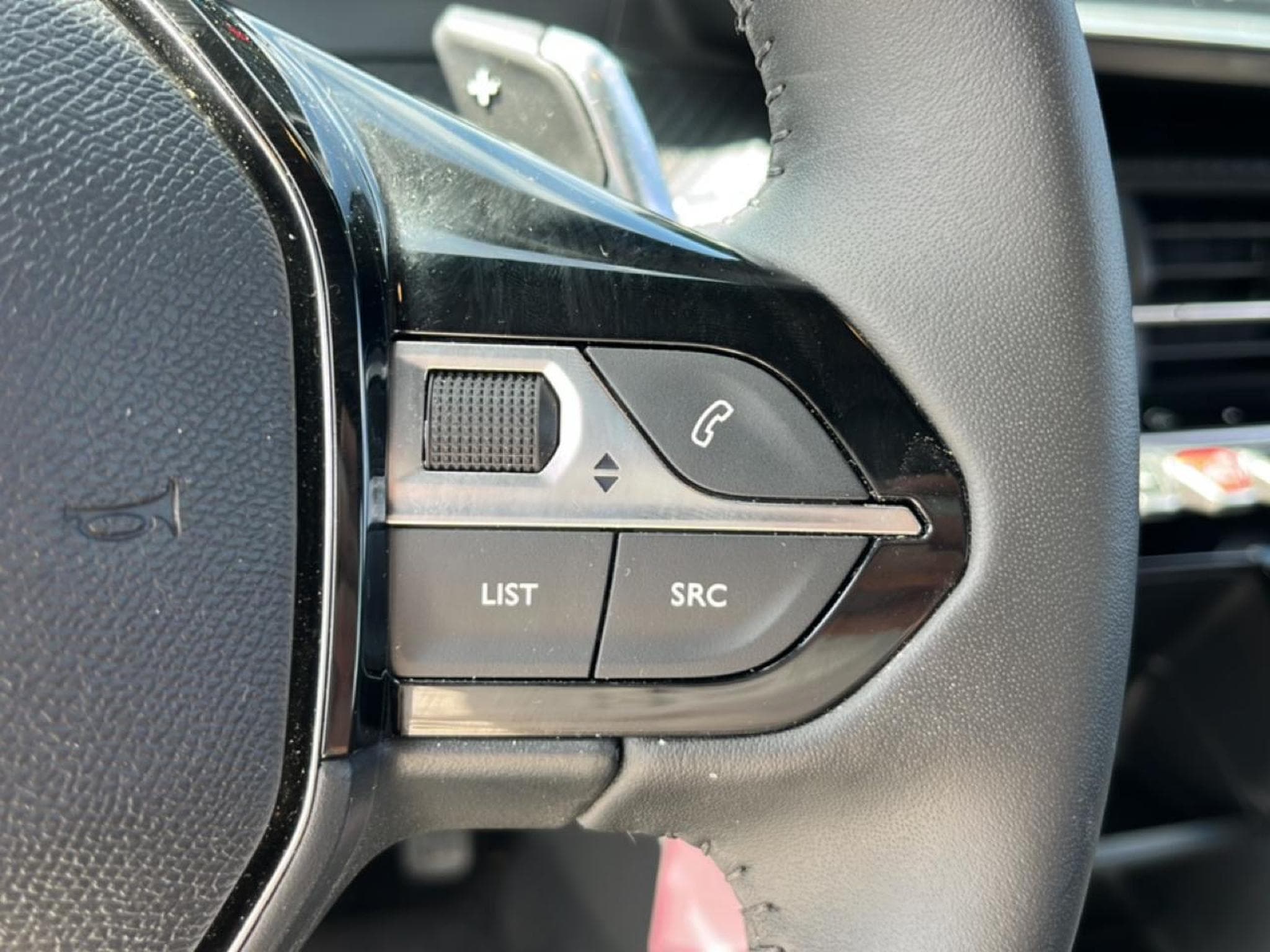 Peugeot 2008 1.2 HYBRID 145 STYLE E-DCS6 (2025) - Photo 14