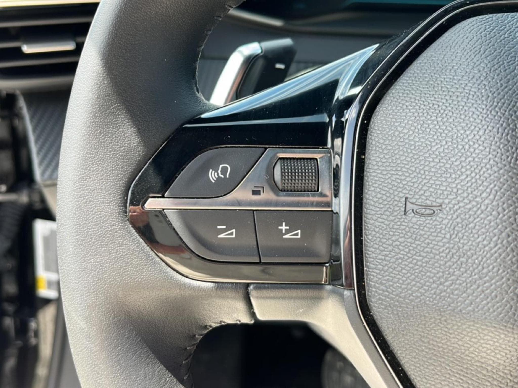 Peugeot 2008 1.2 HYBRID 145 STYLE E-DCS6 (2025) - Photo 15