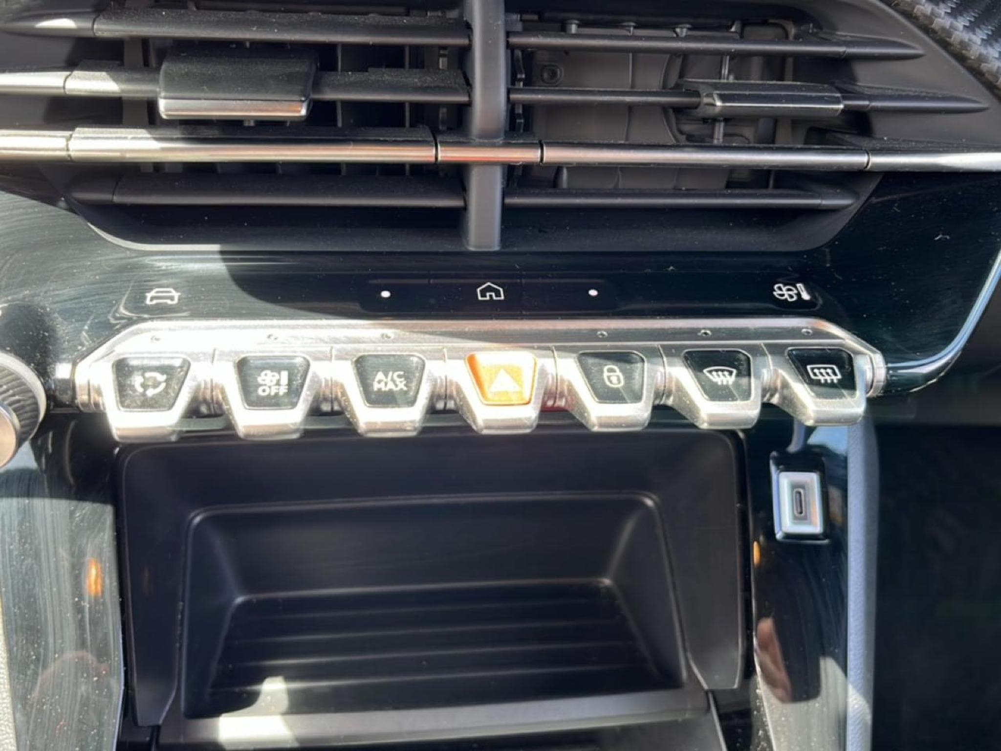 Peugeot 2008 1.2 HYBRID 145 STYLE E-DCS6 (2025) - Photo 16