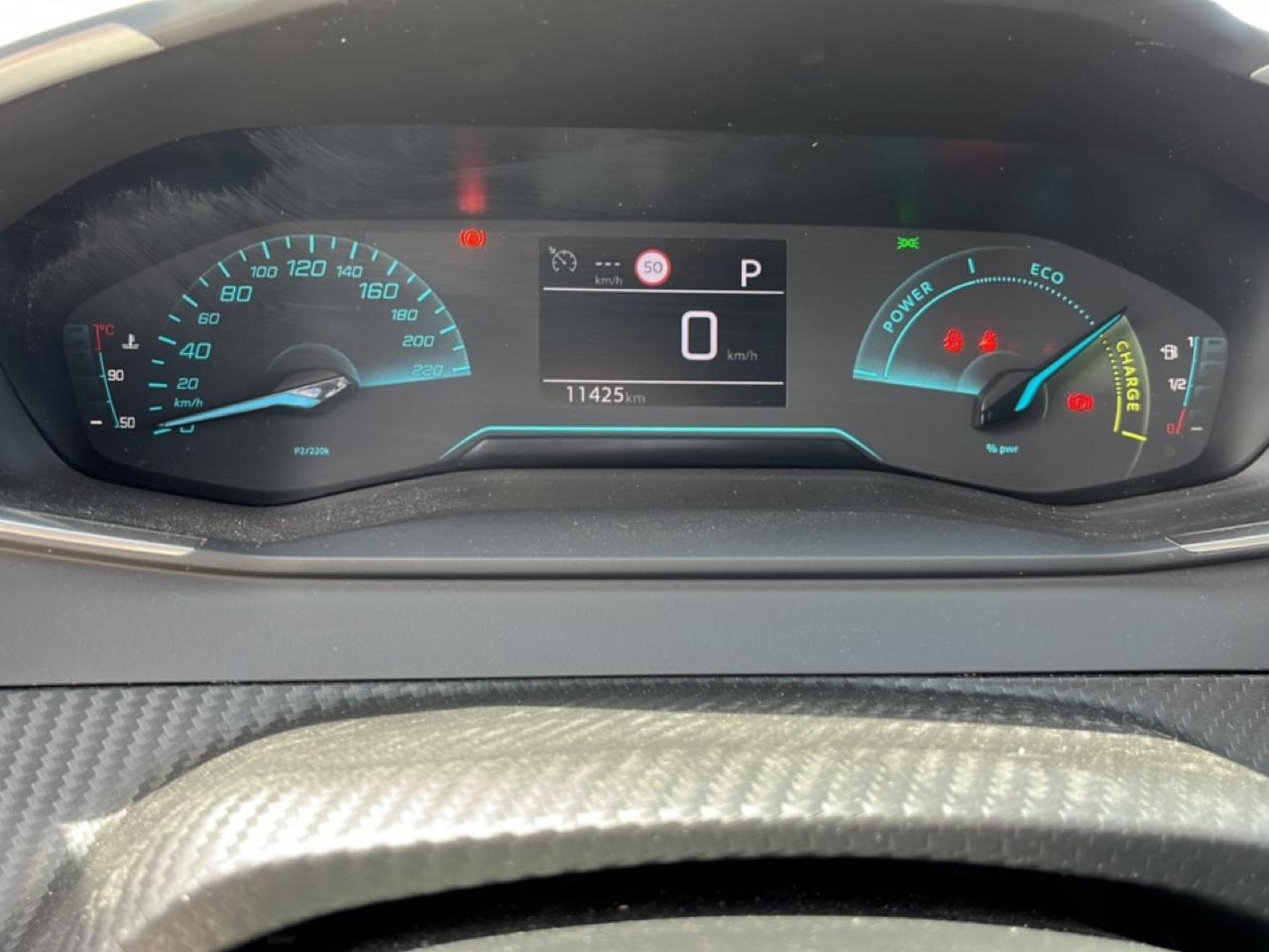 Peugeot 2008 1.2 HYBRID 145 STYLE E-DCS6 (2025) - Photo 17
