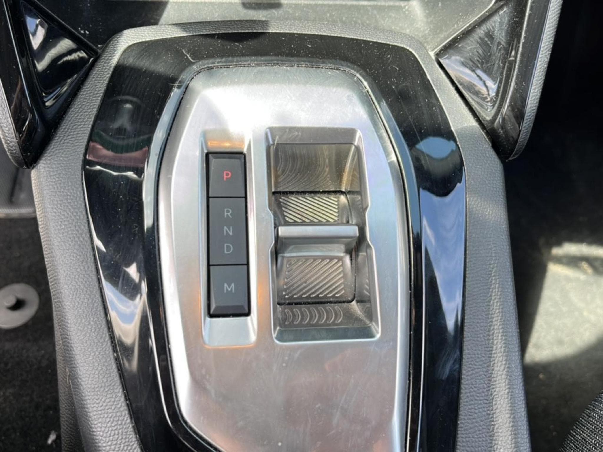 Peugeot 2008 1.2 HYBRID 145 STYLE E-DCS6 (2025) - Photo 18