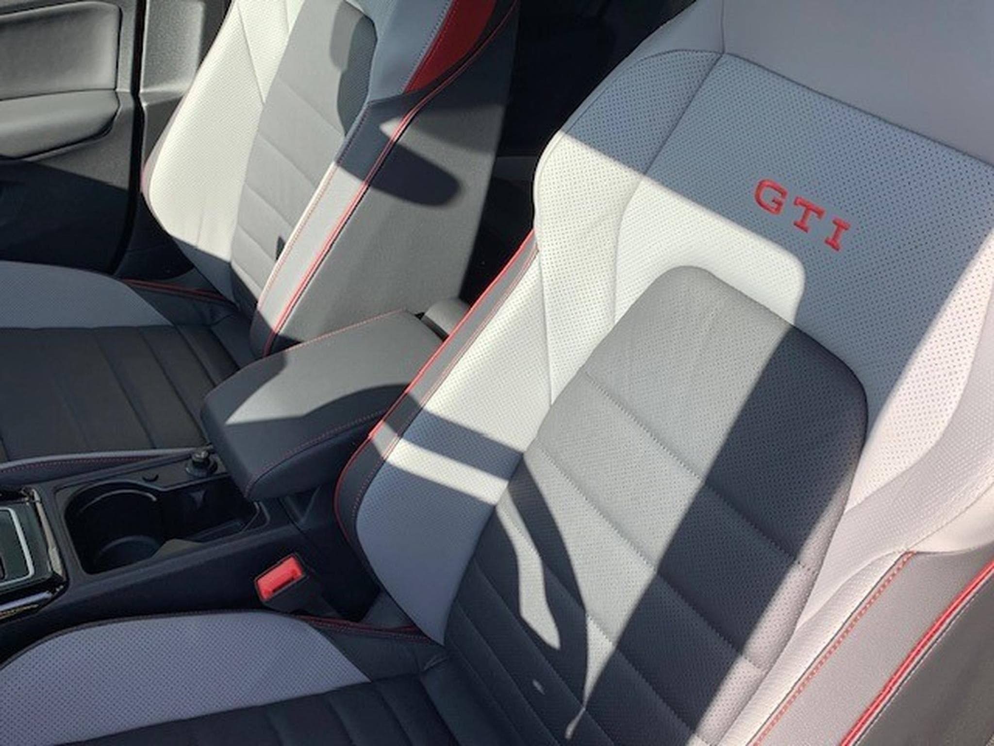 VW Golf GTI BLACK STYLE 2.0TSI 265CV DSG7 (2025) - Photo 2