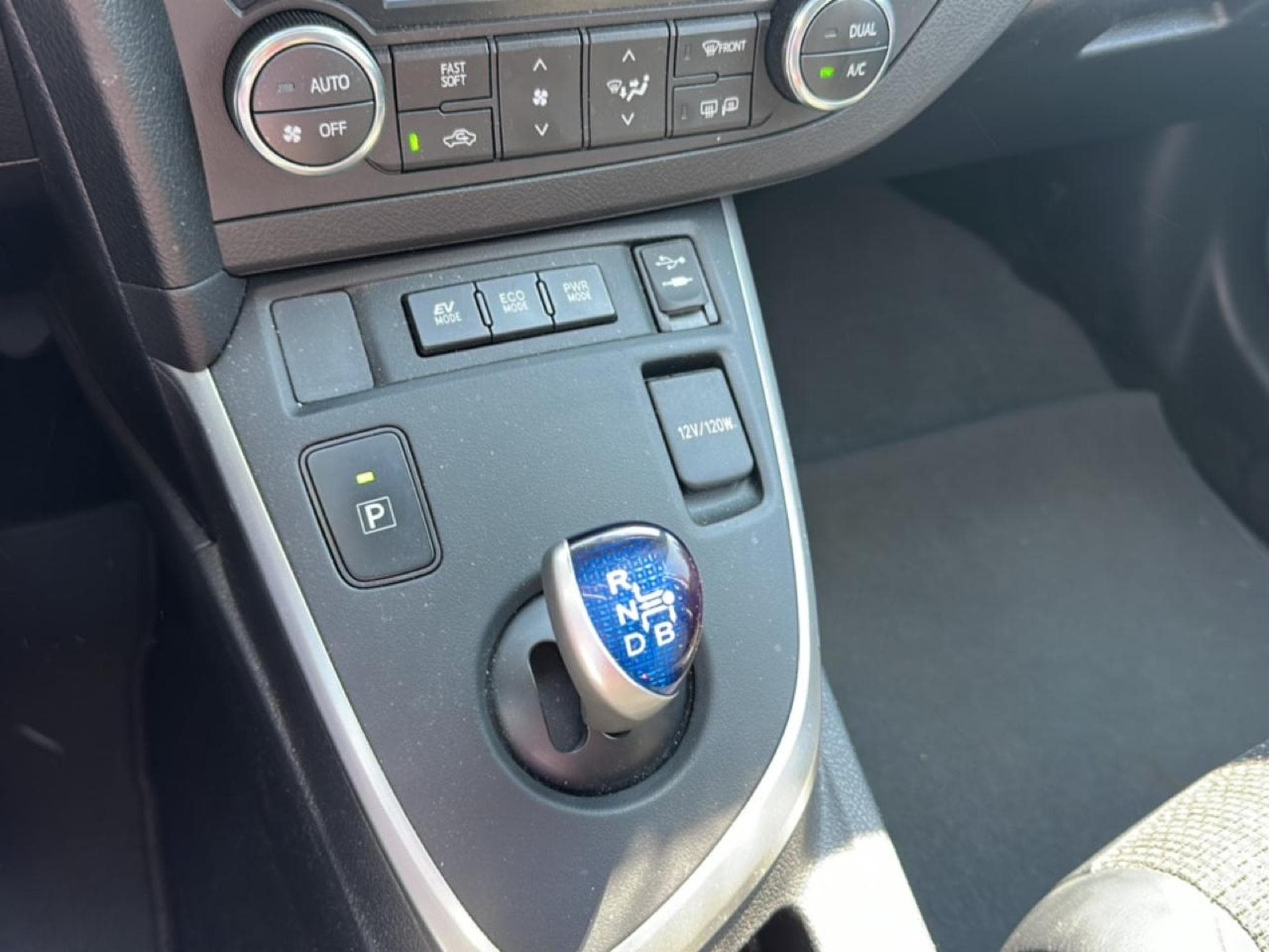 Toyota AURIS HSD 136H STYLE (2015) - Photo 17