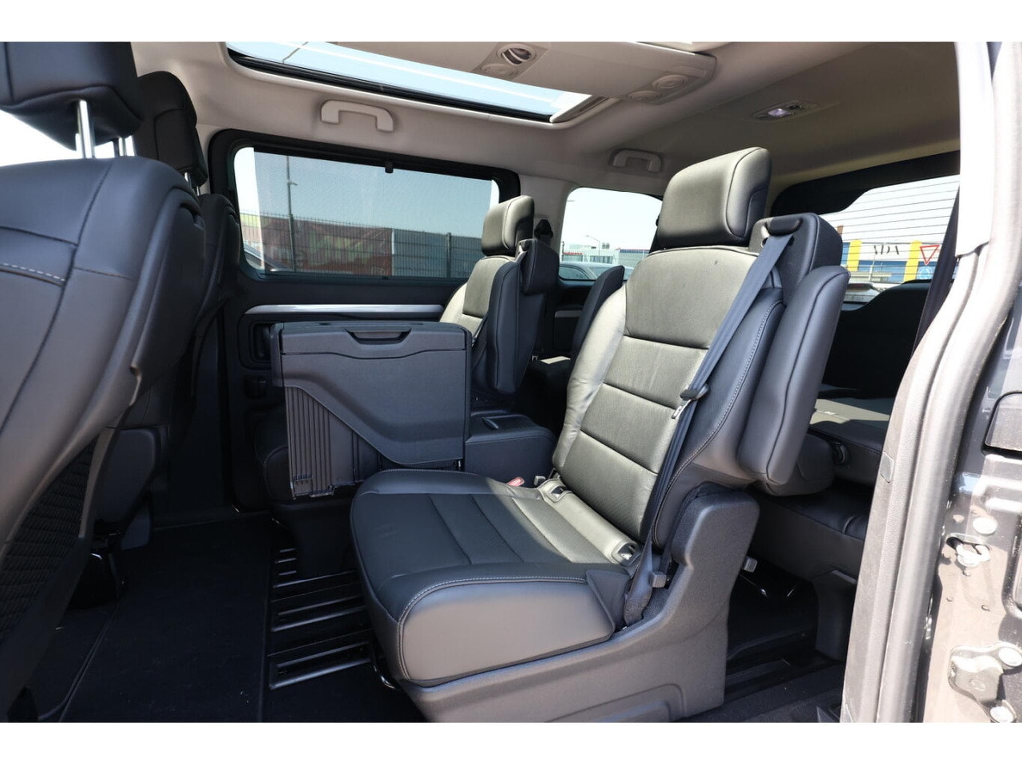Peugeot Traveller 2.0 BlueHDI 180 AT8 Allure L2 (2025) - Photo 10