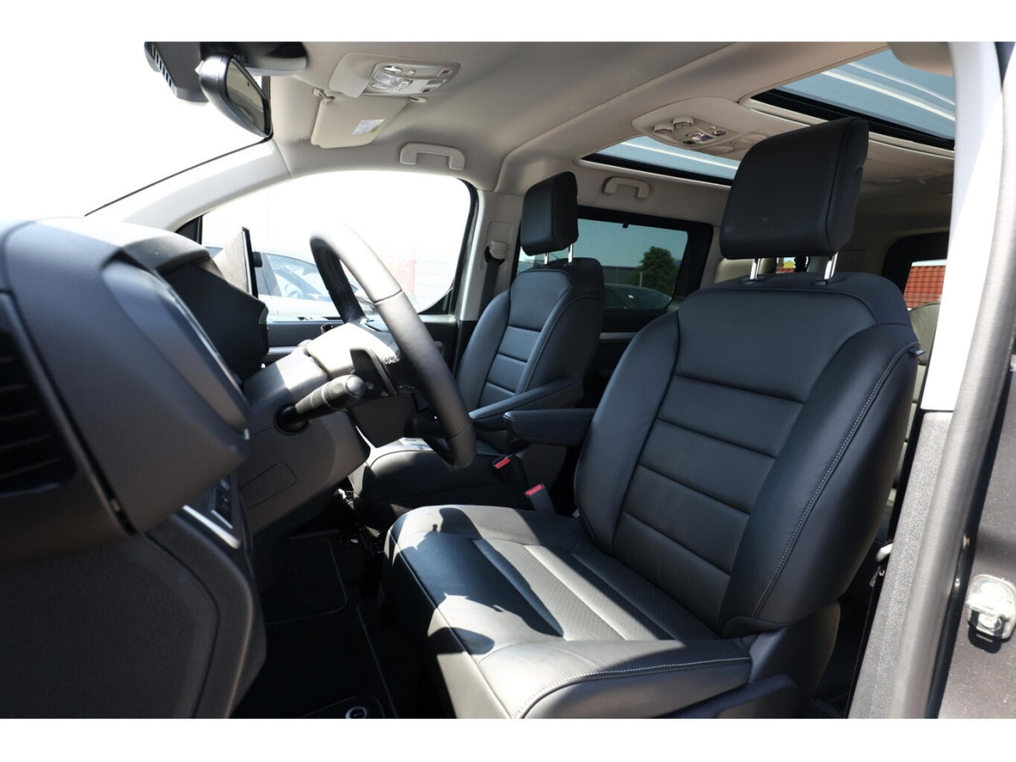 Peugeot Traveller 2.0 BlueHDI 180 AT8 Allure L2 (2025) - Photo 6