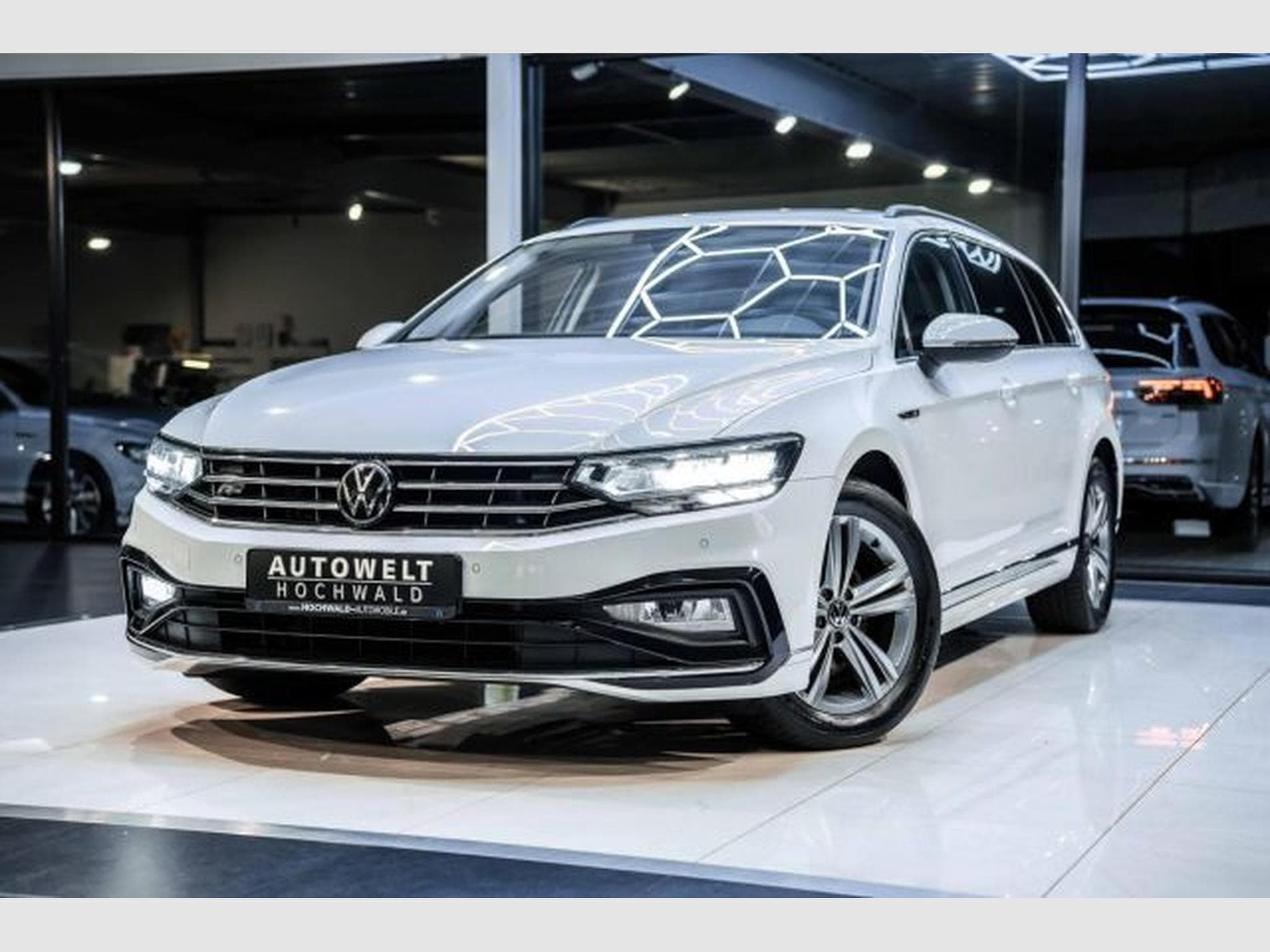 VW Passat Passat 2.0 TDI DSG R-Line NAVI LED RFK AHK SHZG (2023) - Foto 2