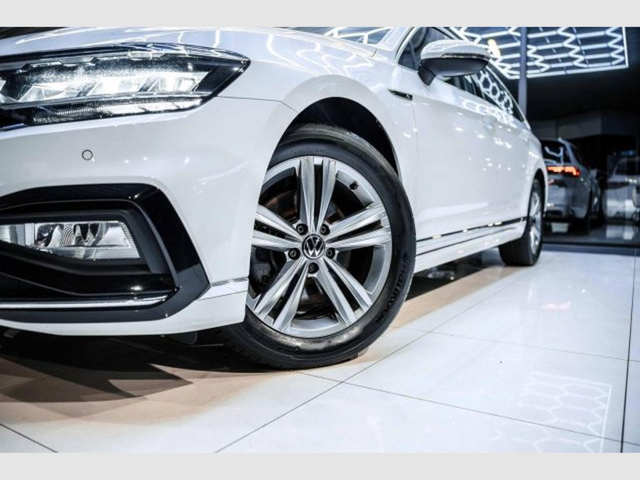 VW Passat Passat 2.0 TDI DSG R-Line NAVI LED RFK AHK SHZG (2023) - Foto 3