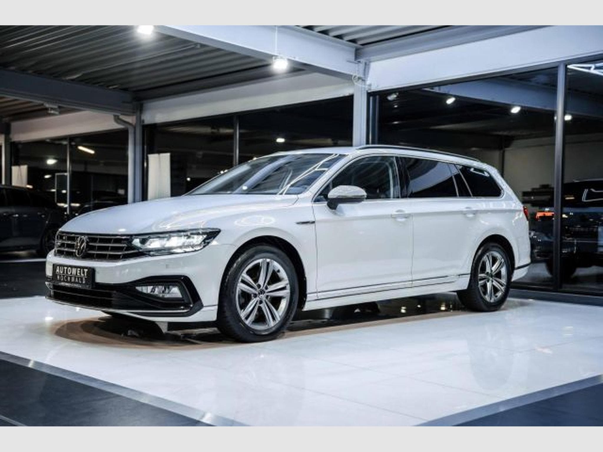 VW Passat Passat 2.0 TDI DSG R-Line NAVI LED RFK AHK SHZG (2023) - Foto 4