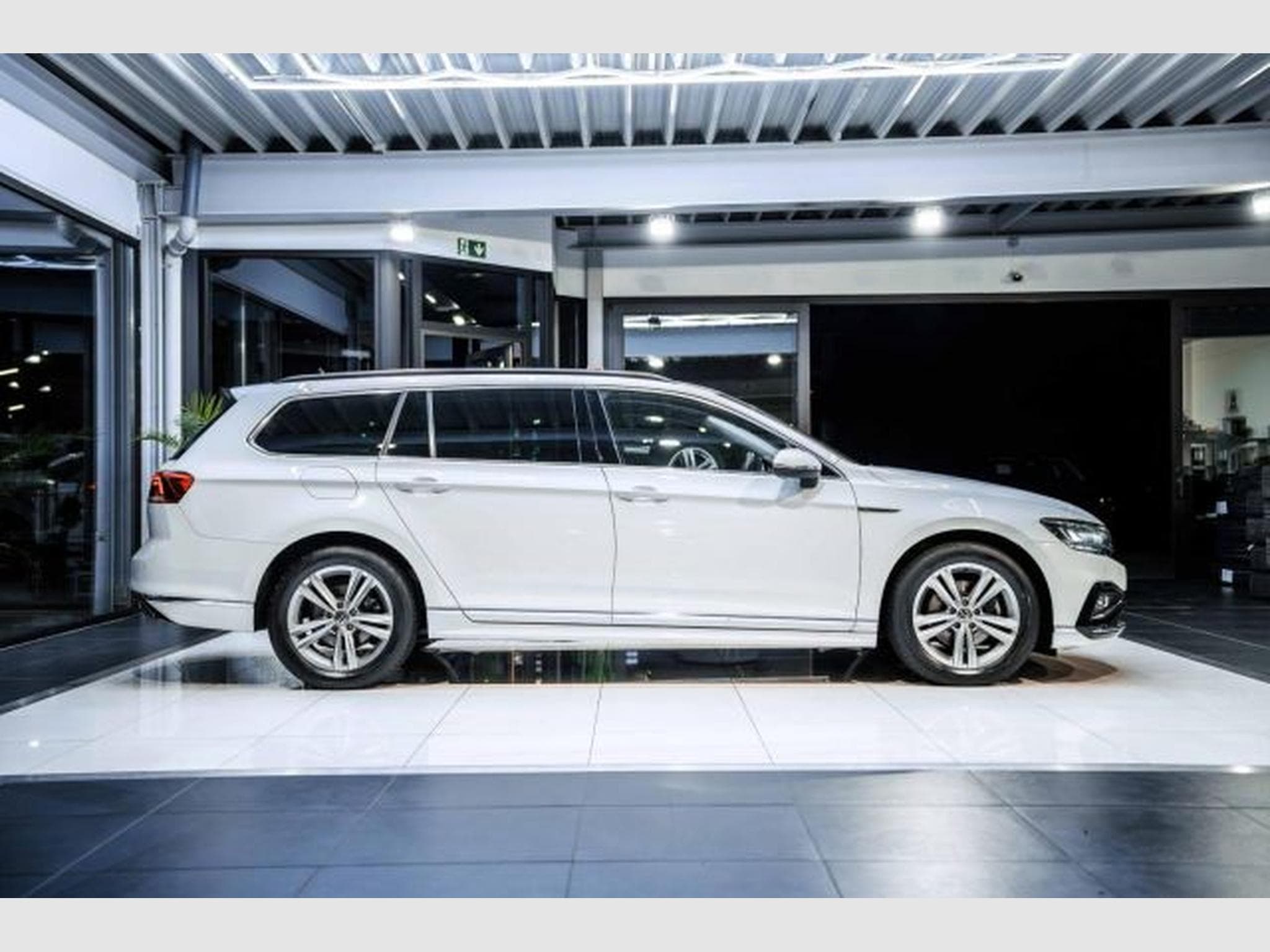 VW Passat Passat 2.0 TDI DSG R-Line NAVI LED RFK AHK SHZG (2023) - Foto 7