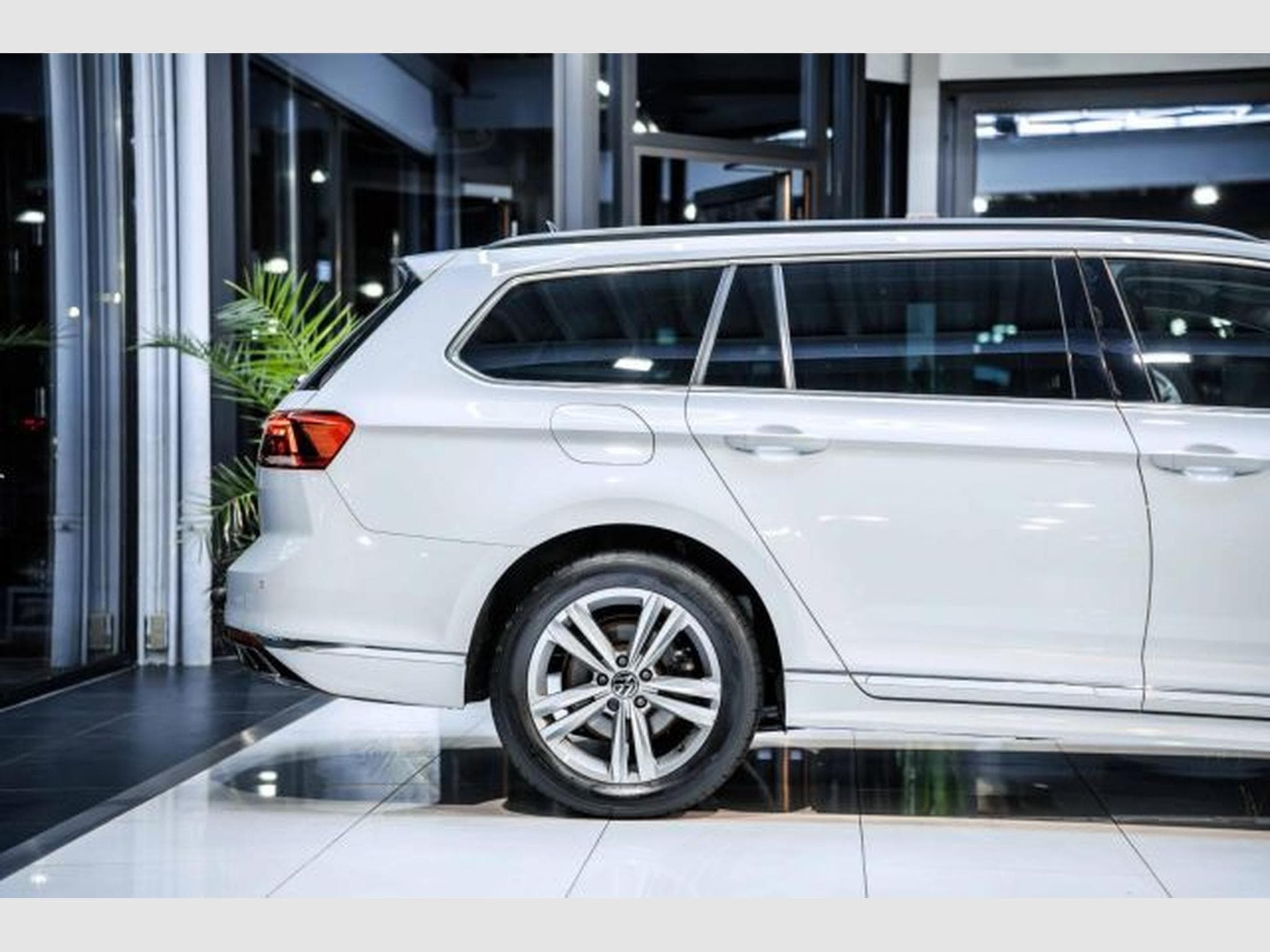 VW Passat Passat 2.0 TDI DSG R-Line NAVI LED RFK AHK SHZG (2023) - Foto 8