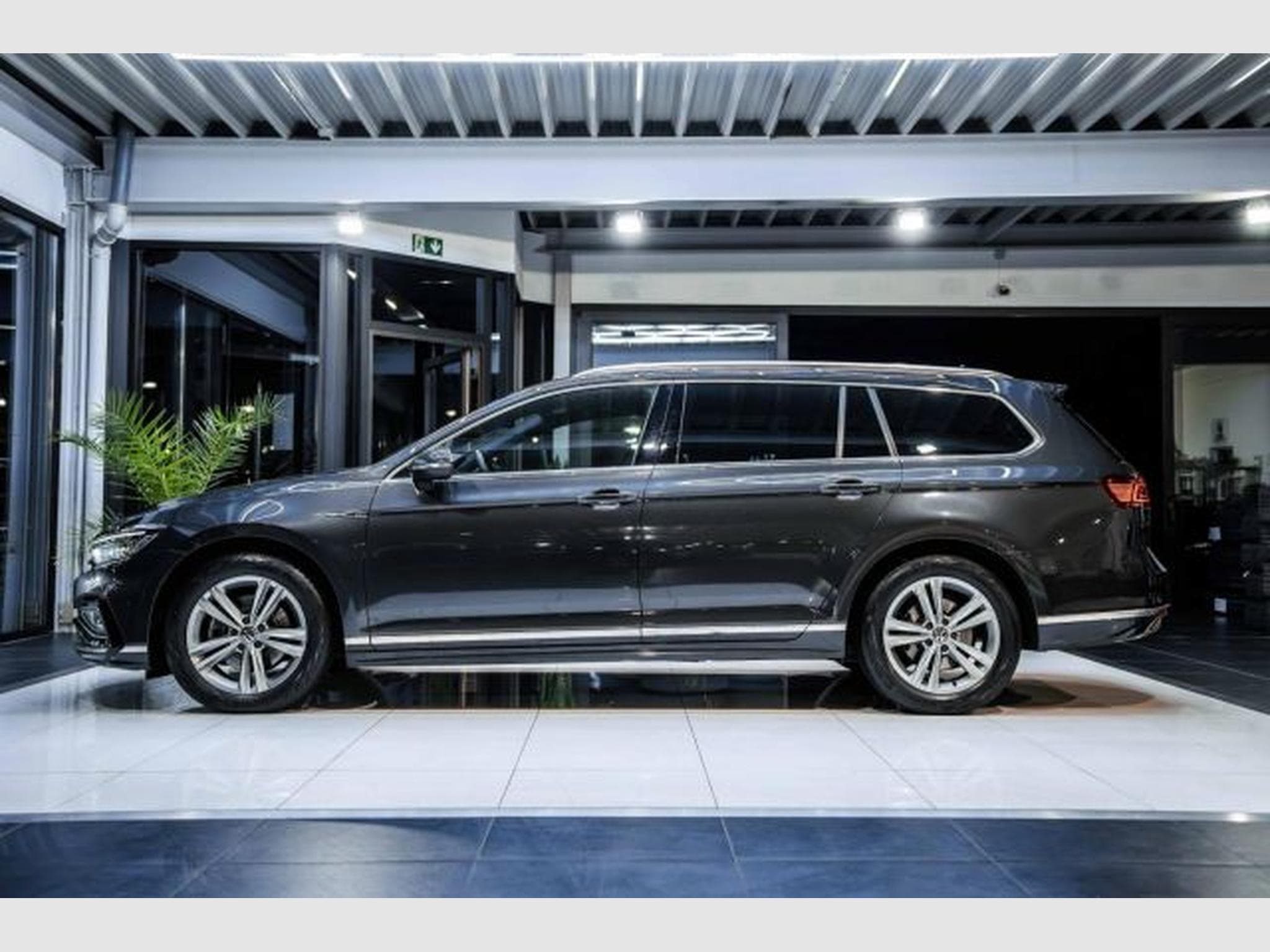 VW Passat Passat Variant 2.0 TDI 2x R-Line RFK IQ-LED AHK (2023) - Photo 11