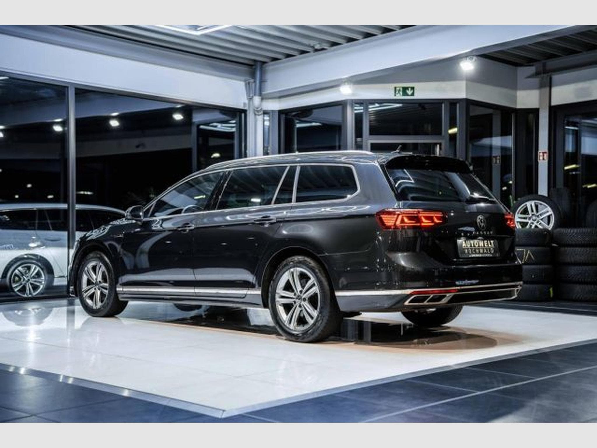 VW Passat Passat Variant 2.0 TDI 2x R-Line RFK IQ-LED AHK (2023) - Photo 12