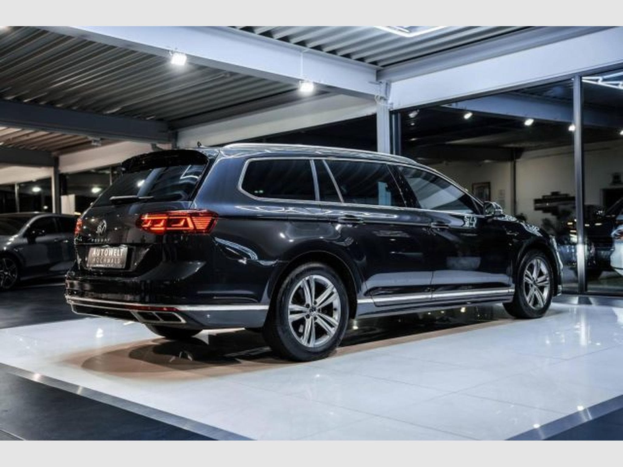 VW Passat Passat Variant 2.0 TDI 2x R-Line RFK IQ-LED AHK (2023) - Photo 14