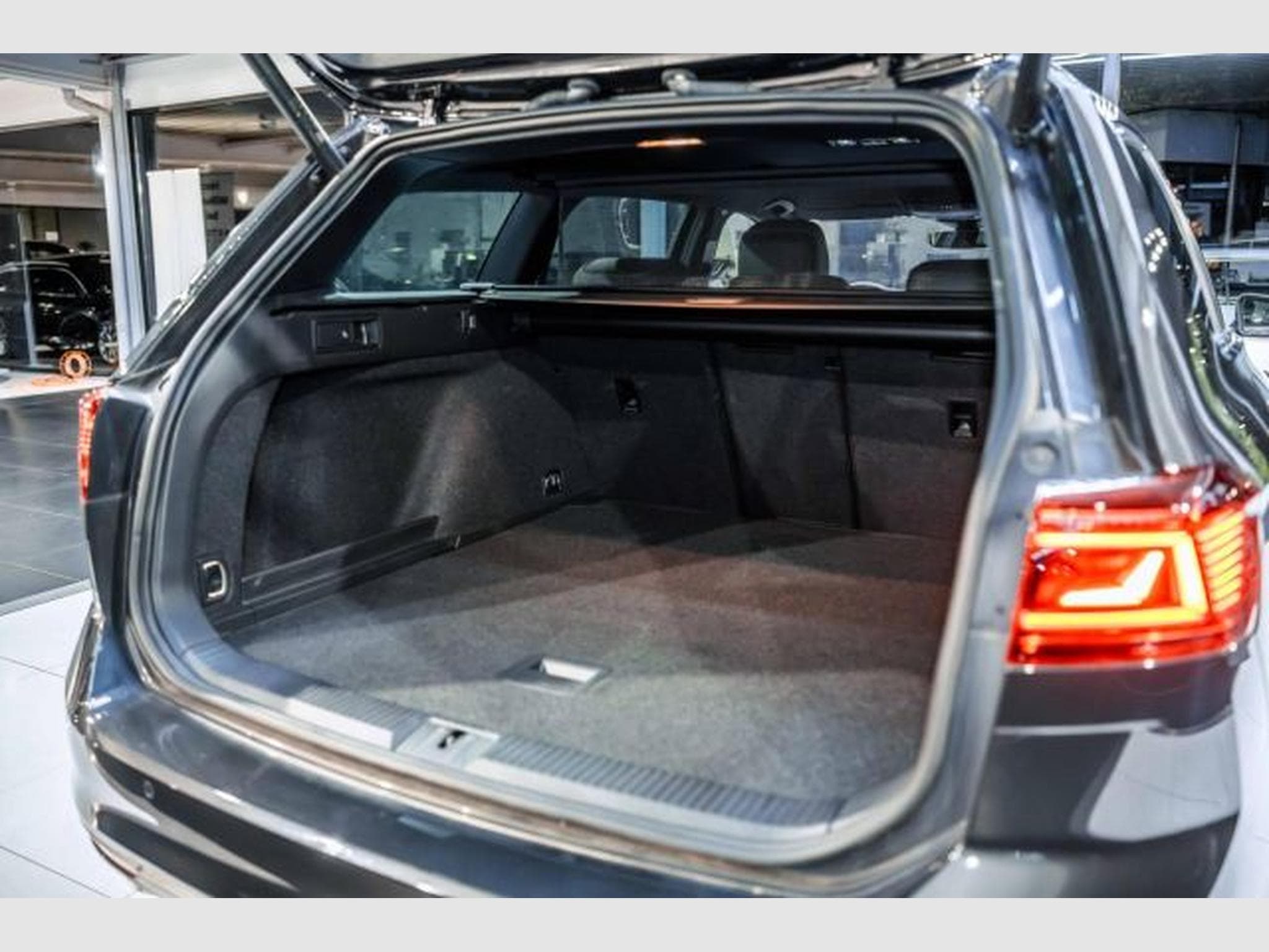 VW Passat Passat Variant 2.0 TDI 2x R-Line RFK IQ-LED AHK (2023) - Photo 15