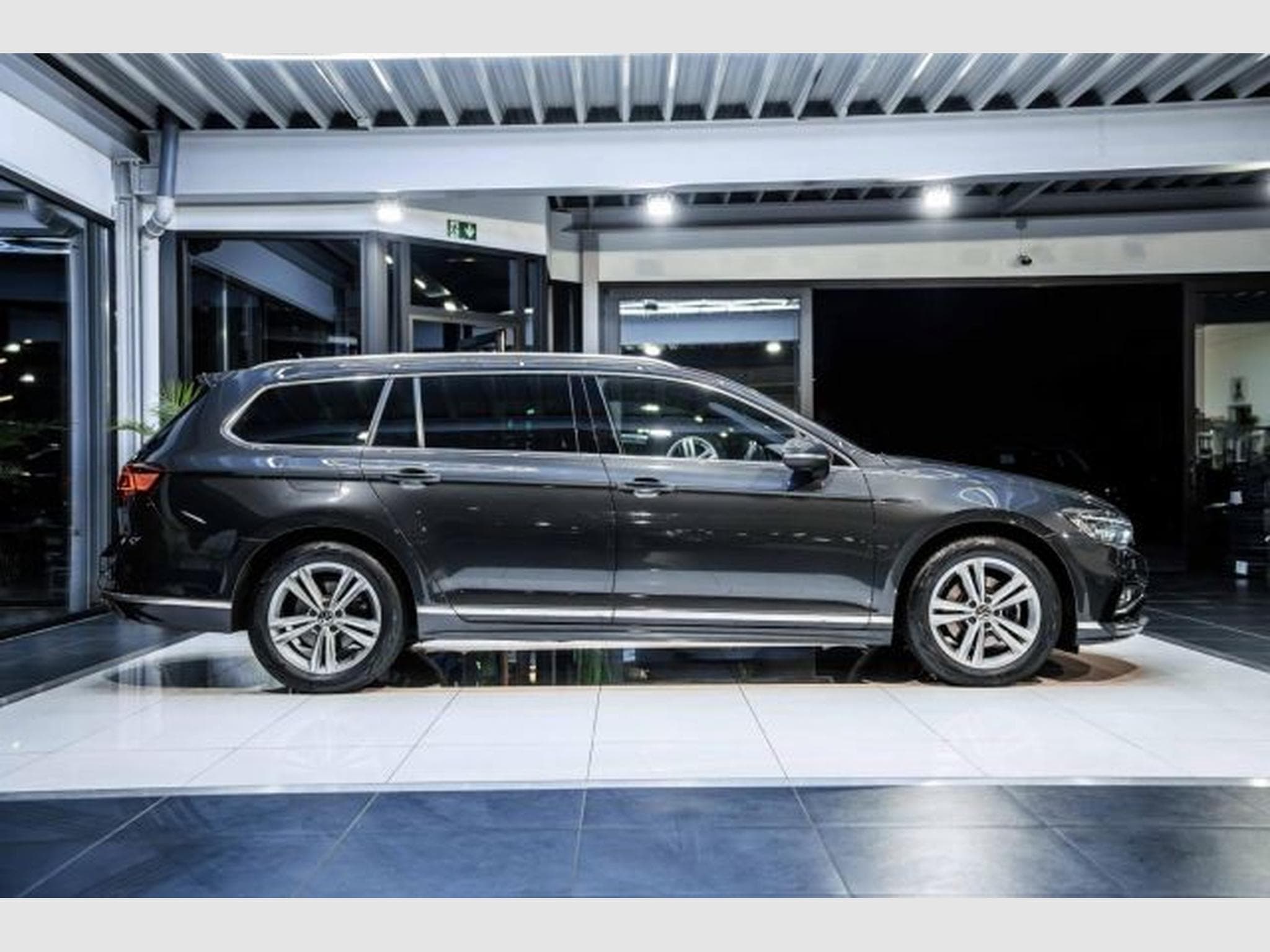 VW Passat Passat Variant 2.0 TDI 2x R-Line RFK IQ-LED AHK (2023) - Photo 7