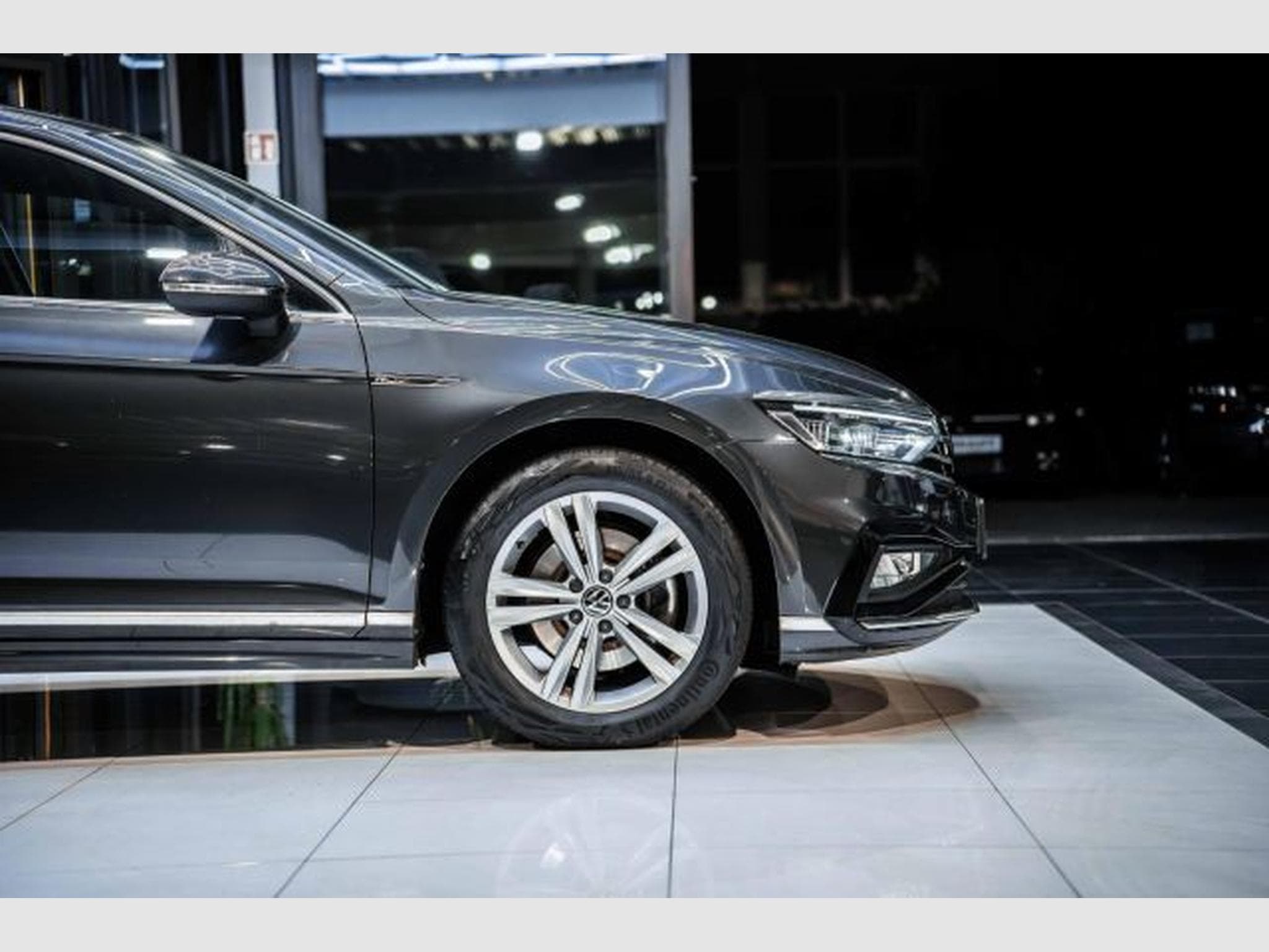 VW Passat Passat Variant 2.0 TDI 2x R-Line RFK IQ-LED AHK (2023) - Photo 9