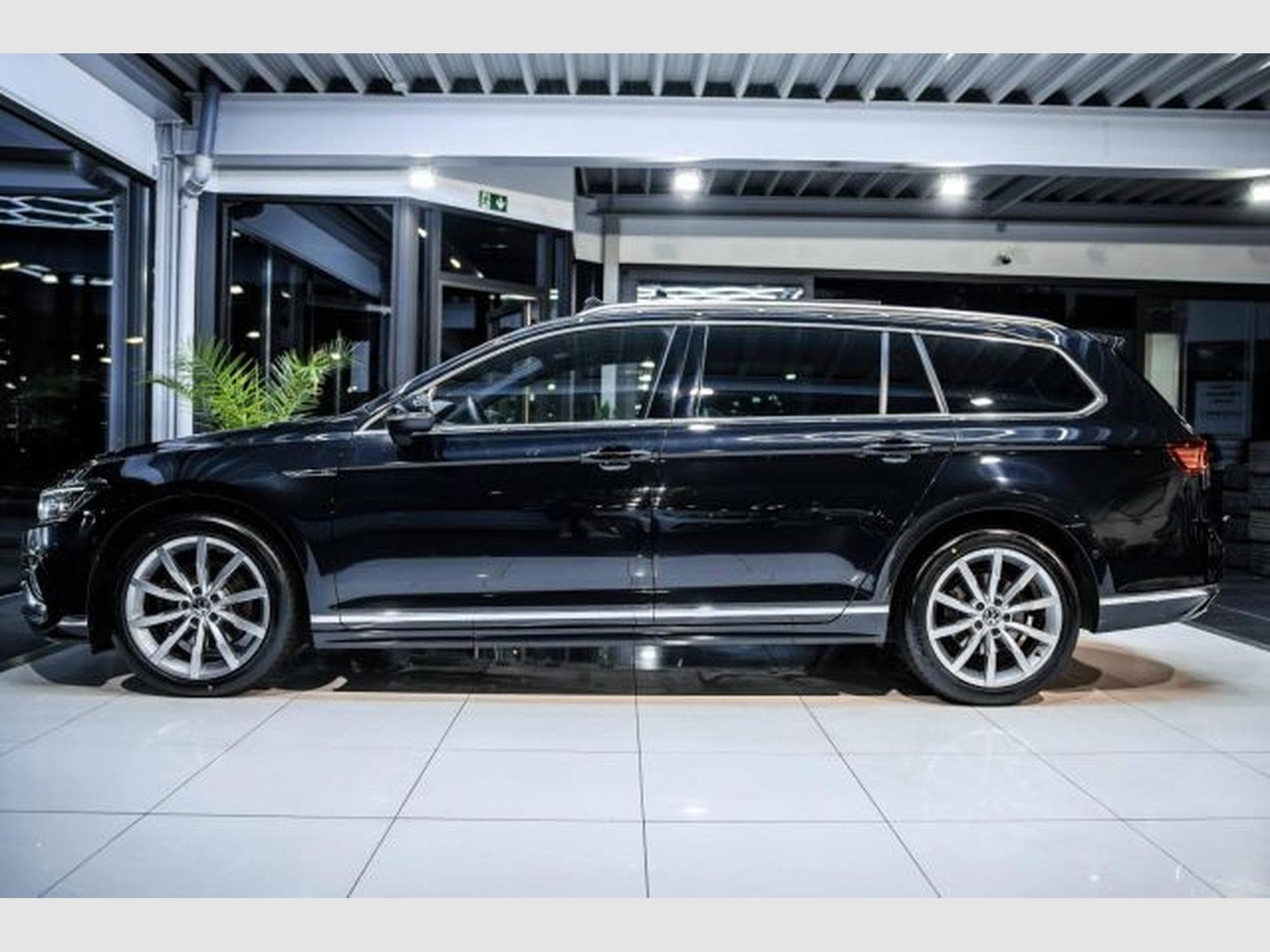 VW Passat Passat Variant 2.0 TDI DSG 2x R-Line AHK PANO IQ (2023) - Photo 10