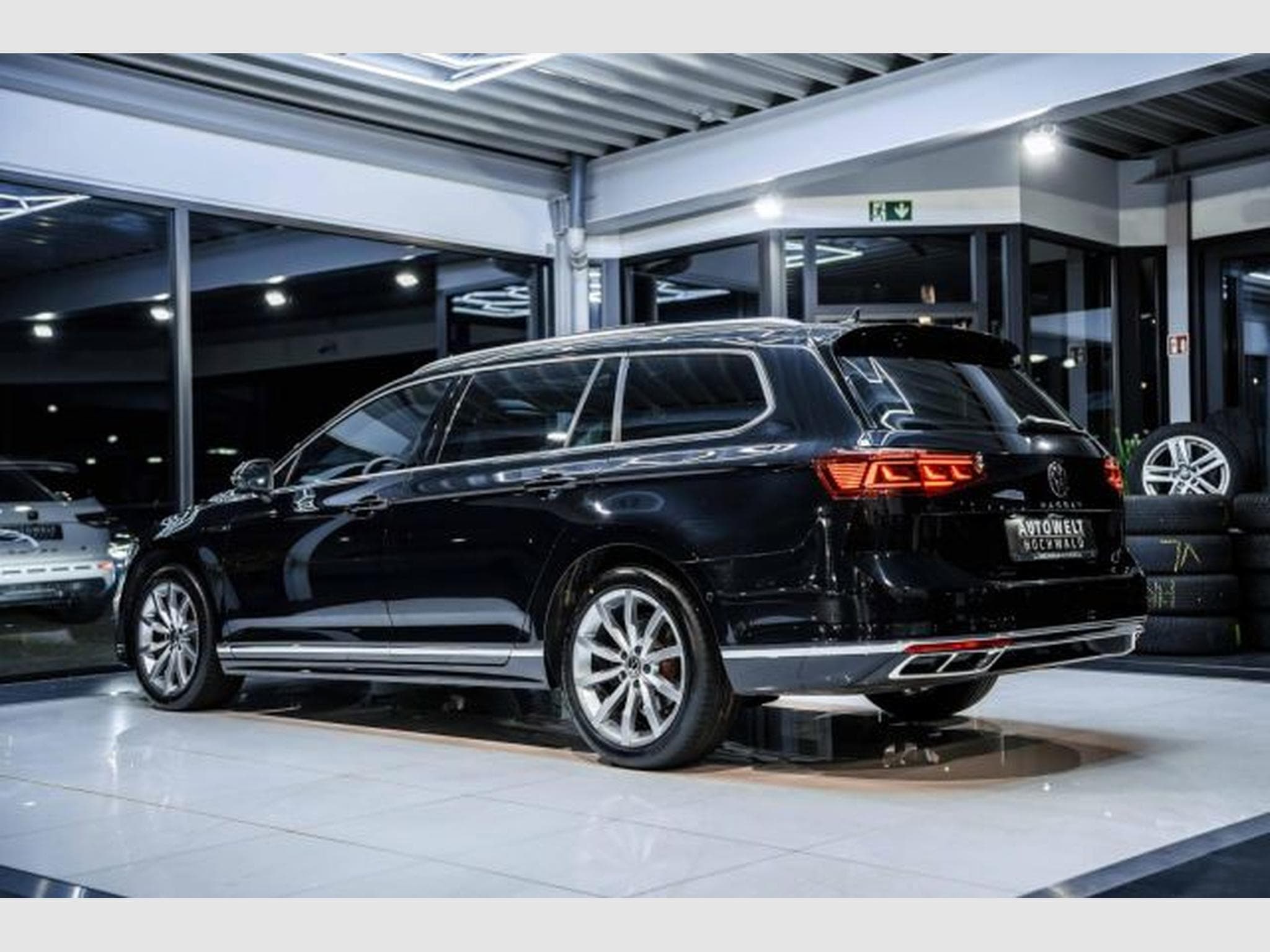 VW Passat Passat Variant 2.0 TDI DSG 2x R-Line AHK PANO IQ (2023) - Photo 11