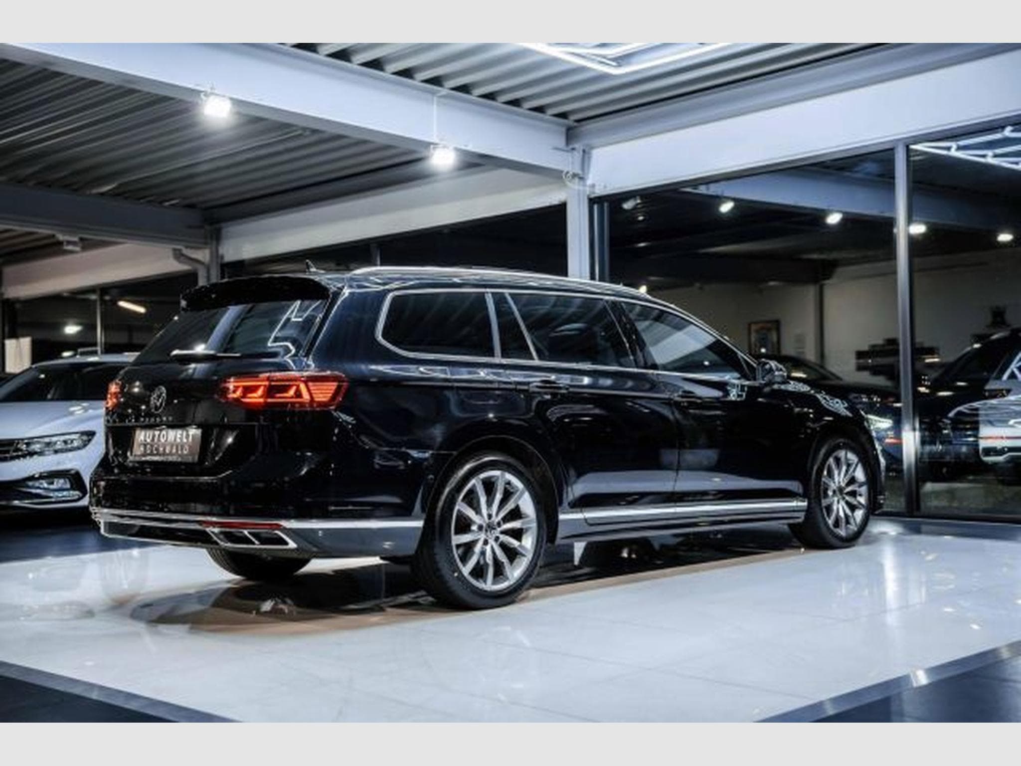 VW Passat Passat Variant 2.0 TDI DSG 2x R-Line AHK PANO IQ (2023) - Photo 13