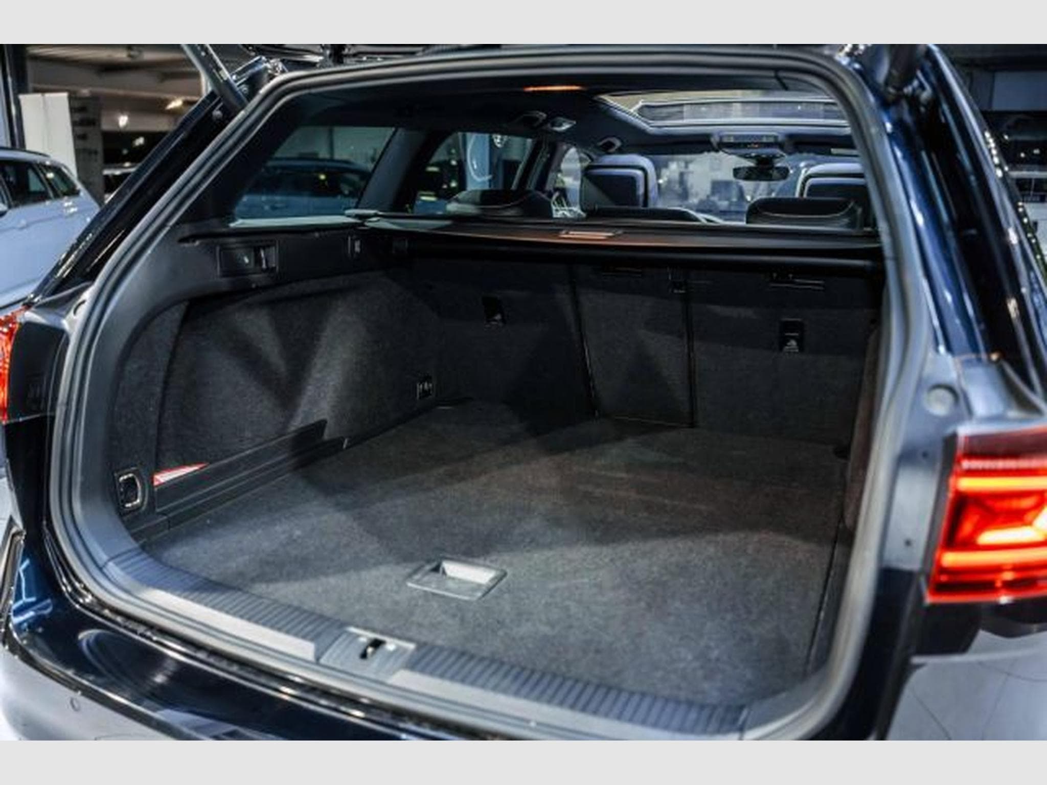 VW Passat Passat Variant 2.0 TDI DSG 2x R-Line AHK PANO IQ (2023) - Photo 15