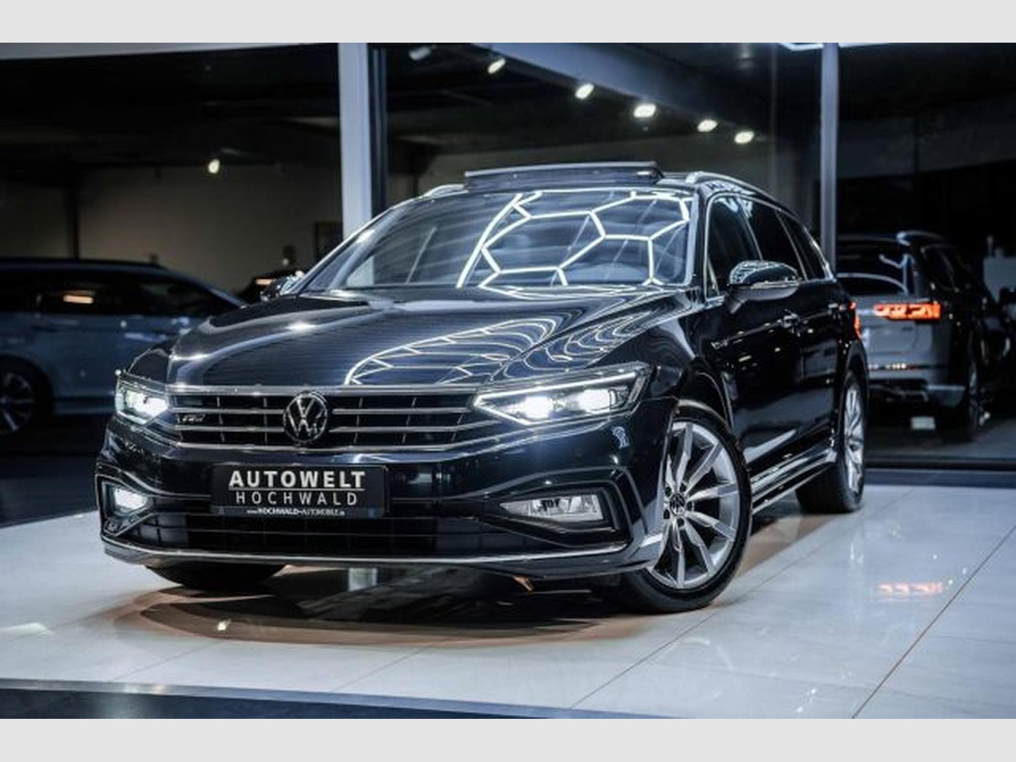 VW Passat Passat Variant 2.0 TDI DSG 2x R-Line AHK PANO IQ (2023) - Photo 2