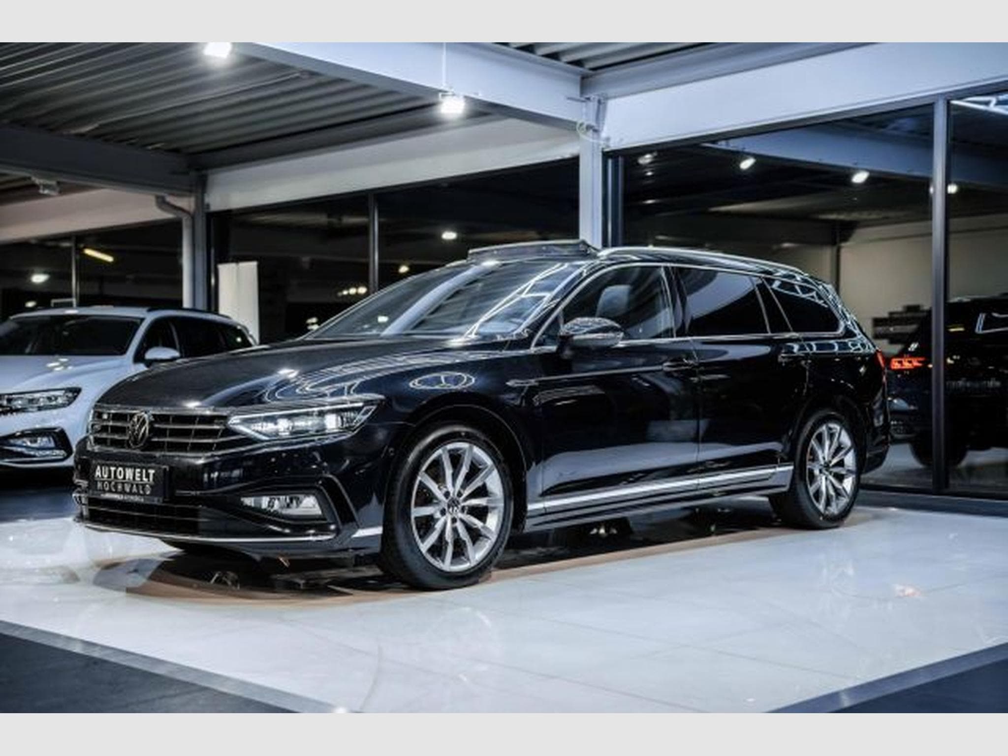 VW Passat Passat Variant 2.0 TDI DSG 2x R-Line AHK PANO IQ (2023) - Photo 4