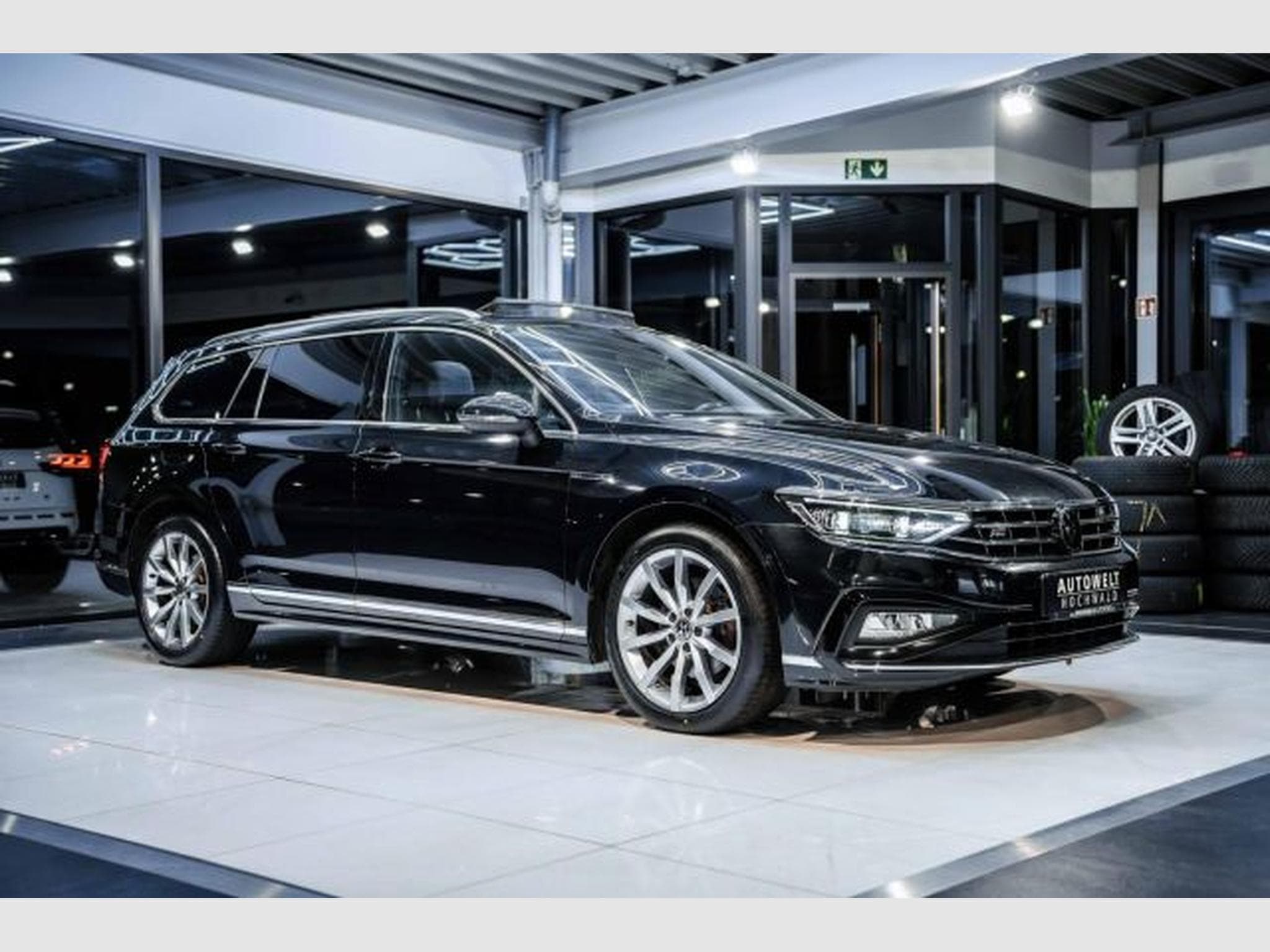 VW Passat Passat Variant 2.0 TDI DSG 2x R-Line AHK PANO IQ (2023) - Photo 6