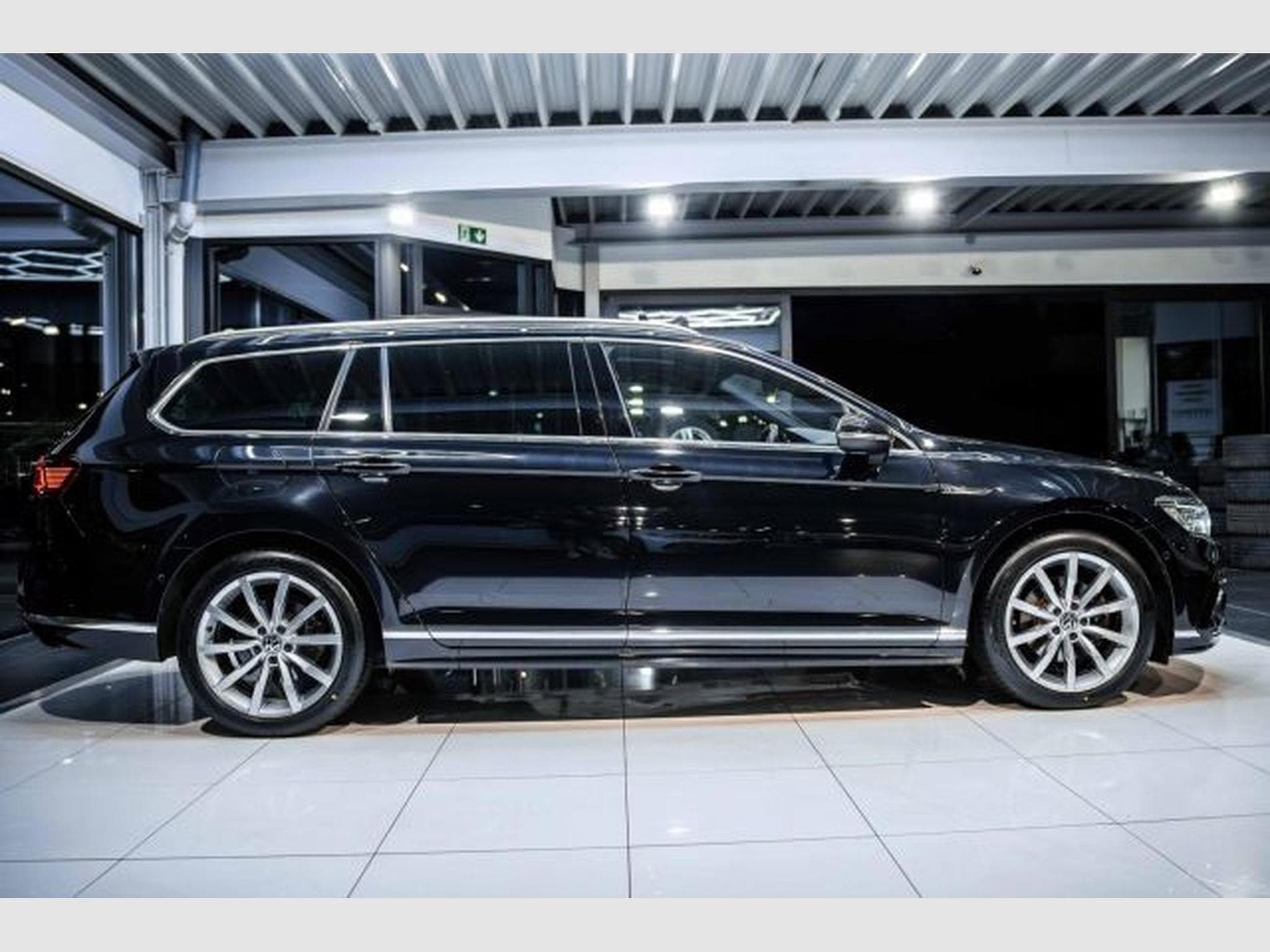 VW Passat Passat Variant 2.0 TDI DSG 2x R-Line AHK PANO IQ (2023) - Photo 7