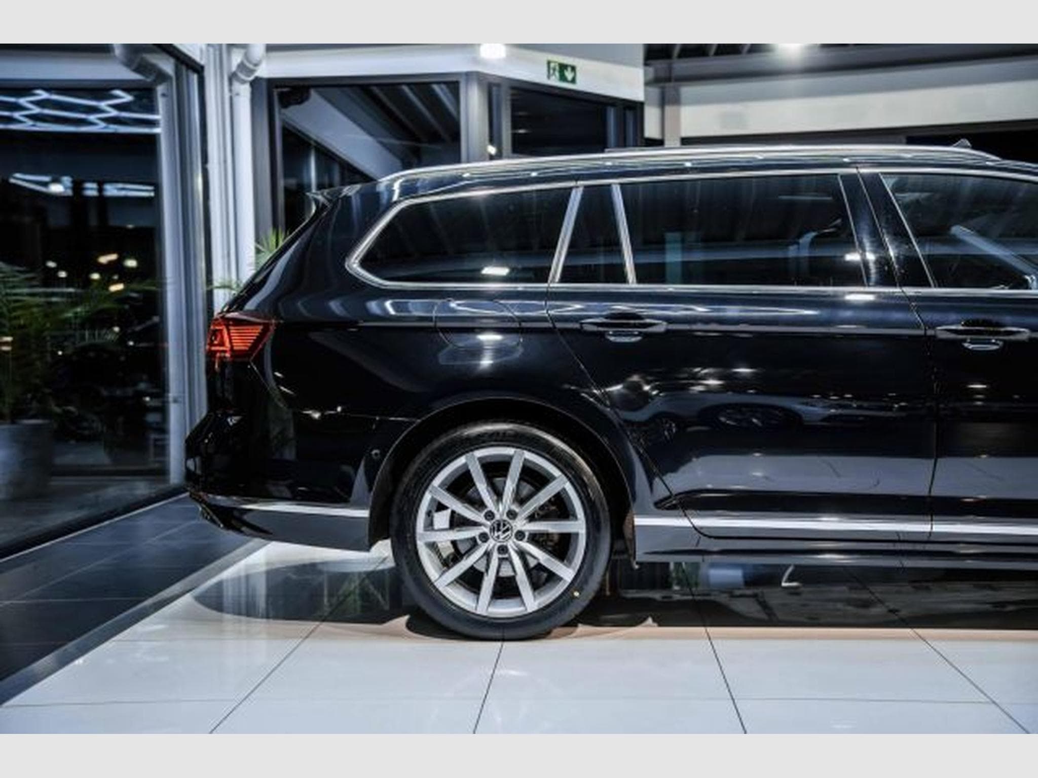 VW Passat Passat Variant 2.0 TDI DSG 2x R-Line AHK PANO IQ (2023) - Photo 8