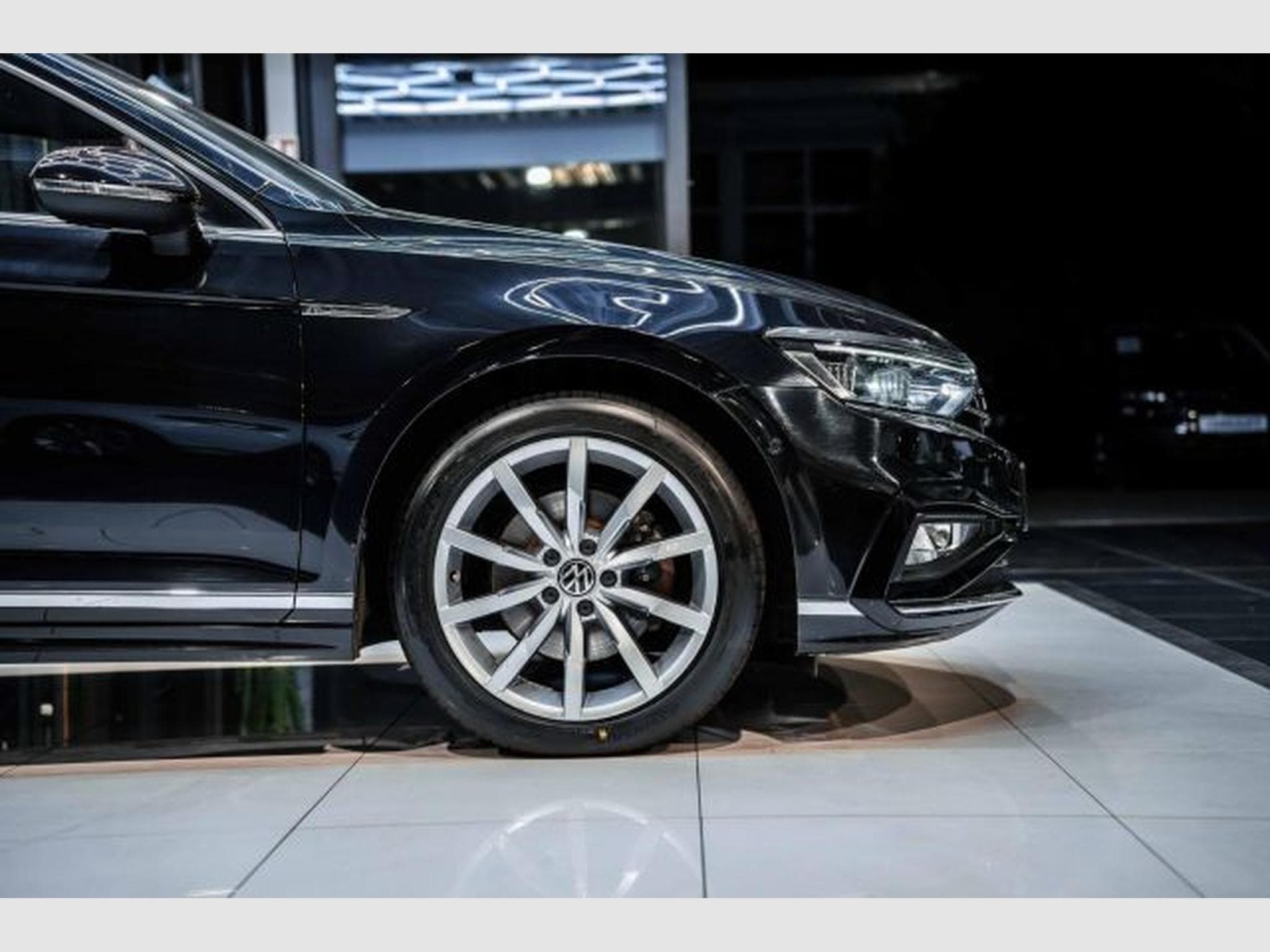 VW Passat Passat Variant 2.0 TDI DSG 2x R-Line AHK PANO IQ (2023) - Photo 9