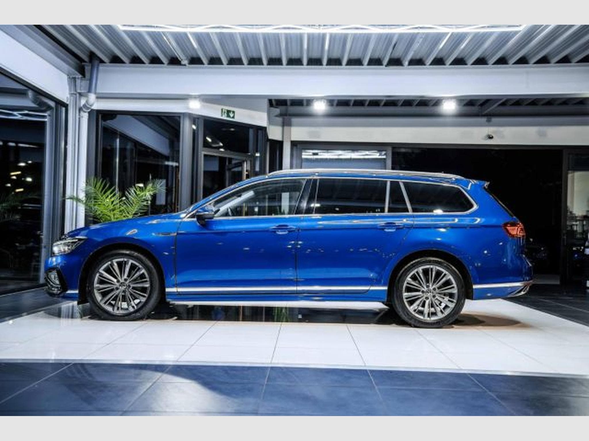 VW Passat Passat Variant 2.0 TDI DSG R-Line Eleg AHK STHZG (2023) - Photo 11
