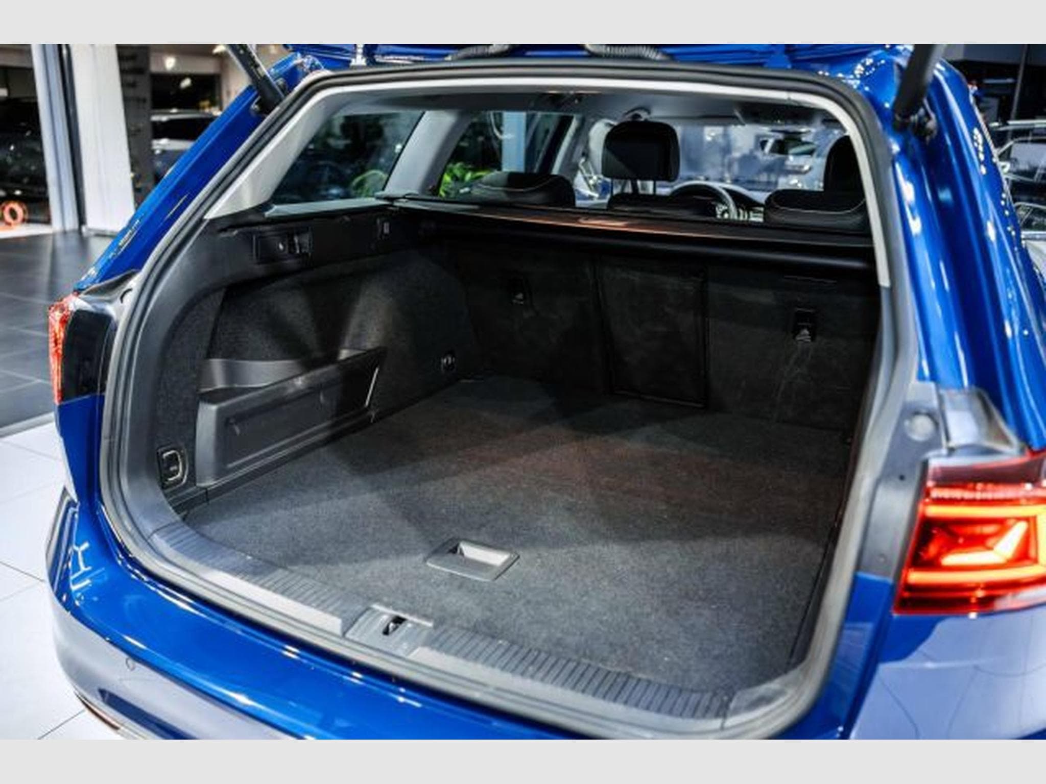 VW Passat Passat Variant 2.0 TDI DSG R-Line Eleg AHK STHZG (2023) - Photo 15