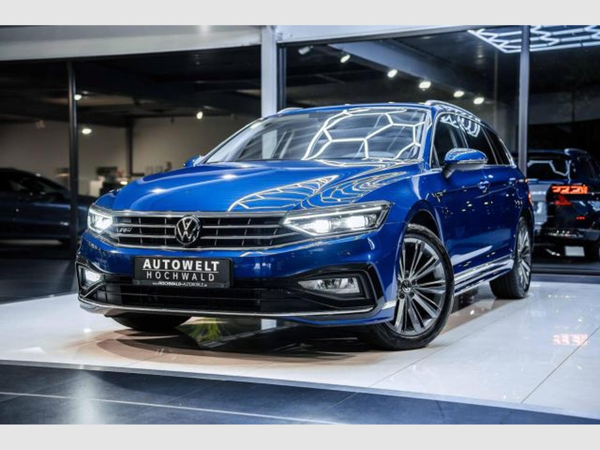 VW Passat Passat Variant 2.0 TDI DSG R-Line Eleg AHK STHZG (2023) - Photo 2