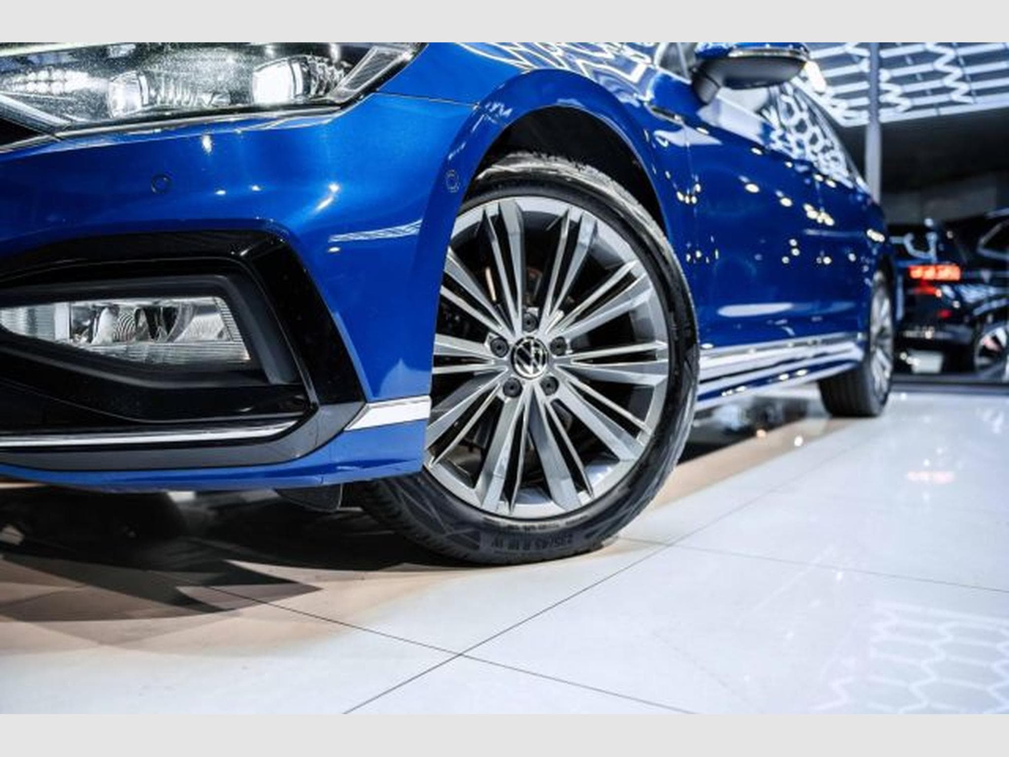 VW Passat Passat Variant 2.0 TDI DSG R-Line Eleg AHK STHZG (2023) - Photo 3