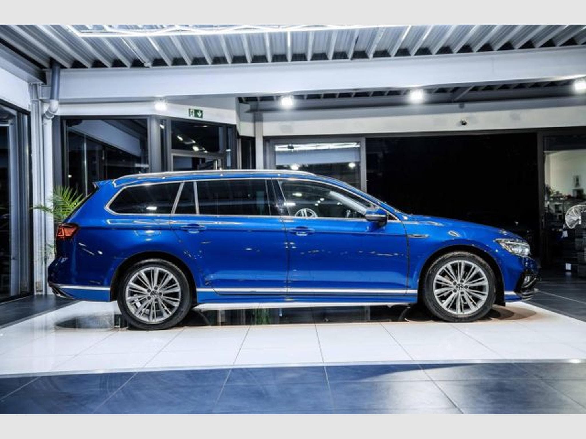 VW Passat Passat Variant 2.0 TDI DSG R-Line Eleg AHK STHZG (2023) - Photo 7